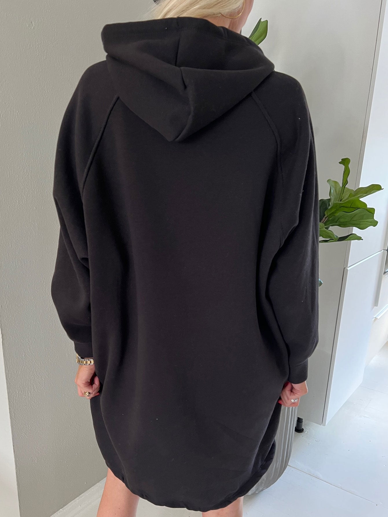 Adrianna - Plus size hættetrøje-kjole med tekst foran