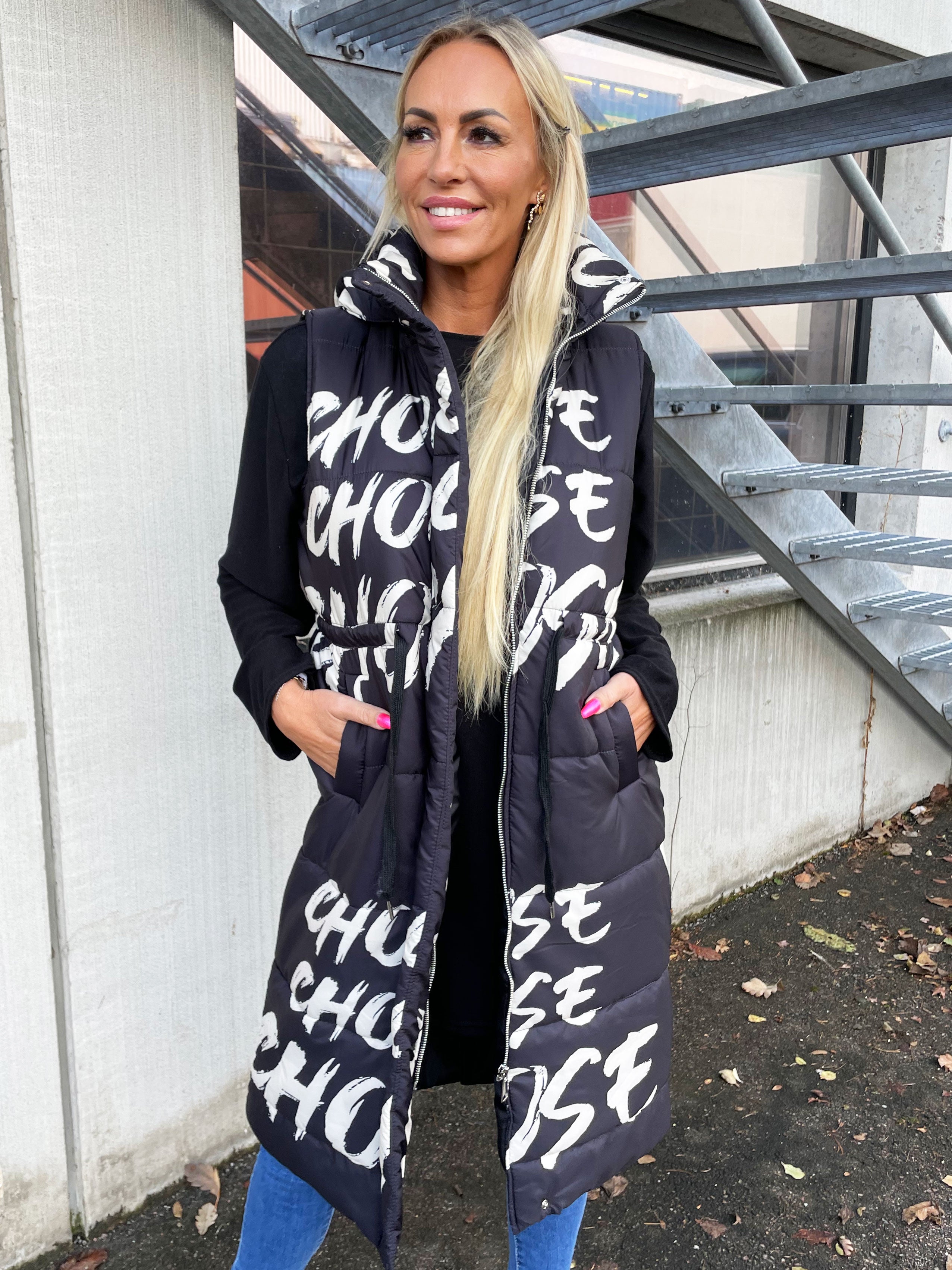 Aisha - Cool vest med skrift