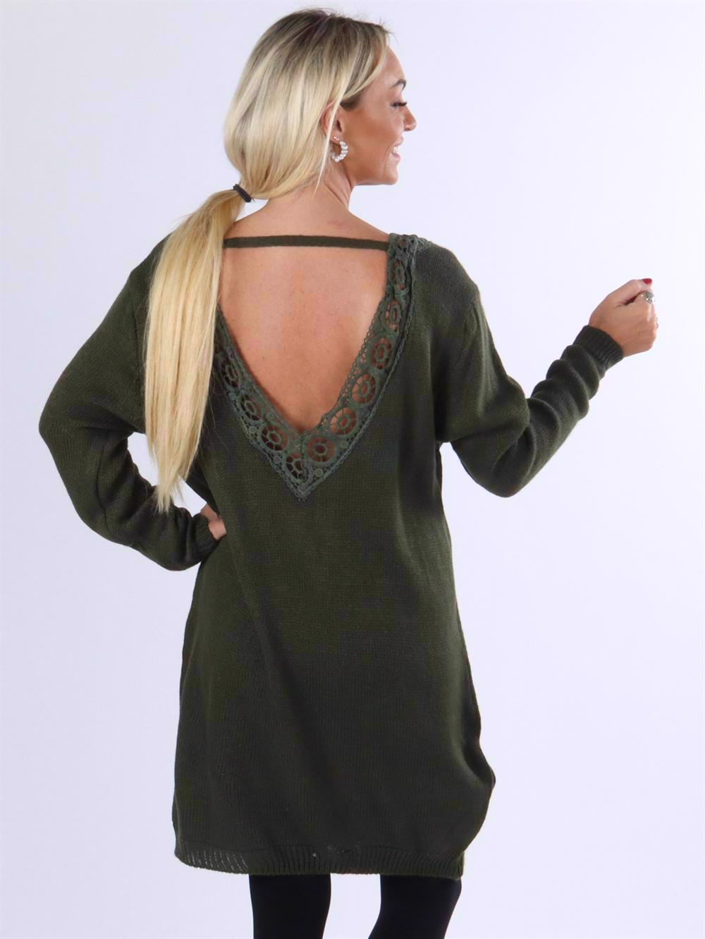 Ajla - Strikkjole med åben ryg med broderinger