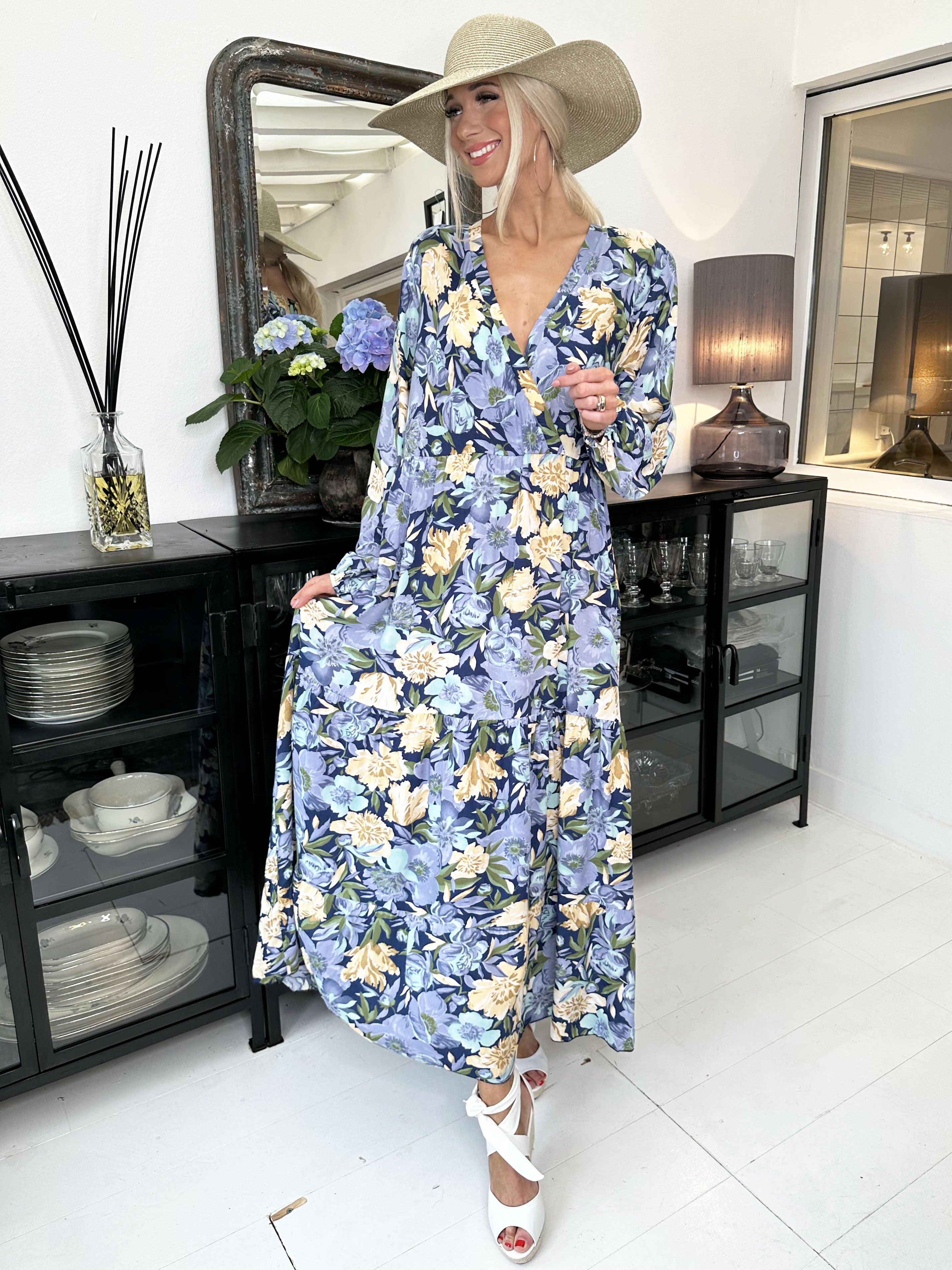 Alasca - Lang blomstret kjole med bindebånd