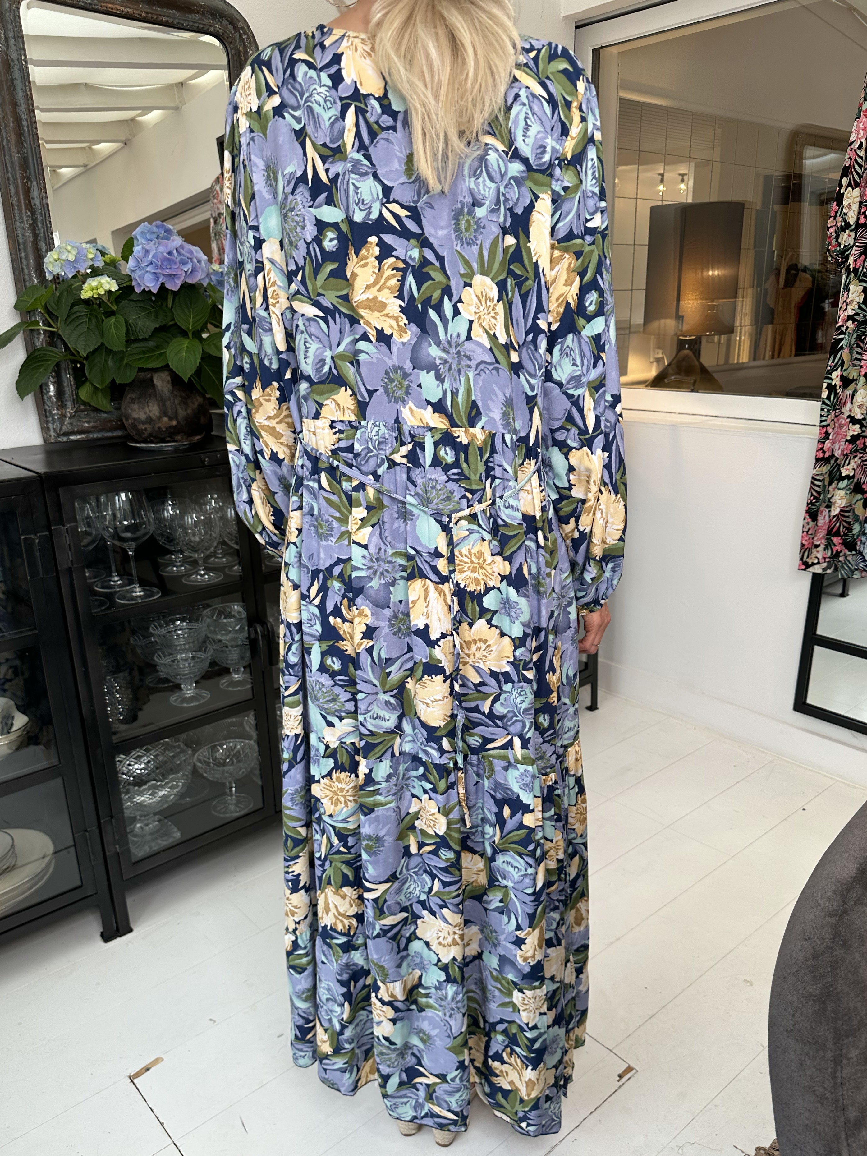 Alasca - Lang blomstret kjole med bindebånd