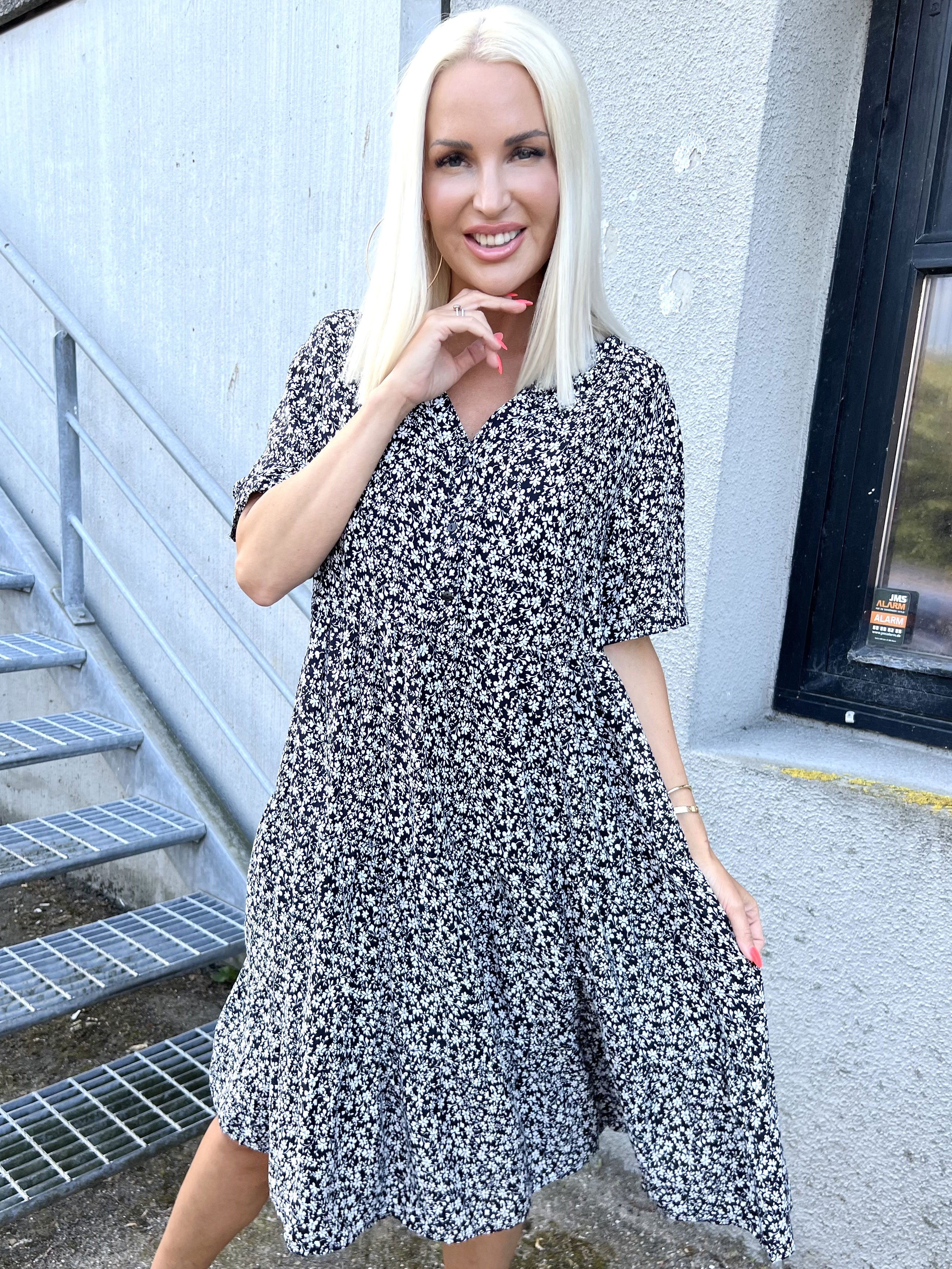 Albie - Sort kjole med hvidt blomsterprint