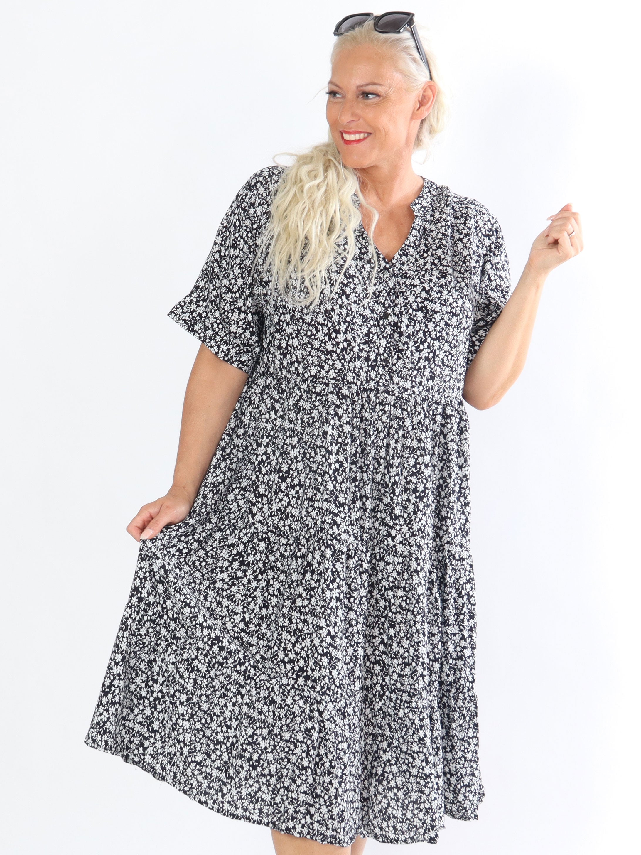 Albie - Sort kjole med hvidt blomsterprint