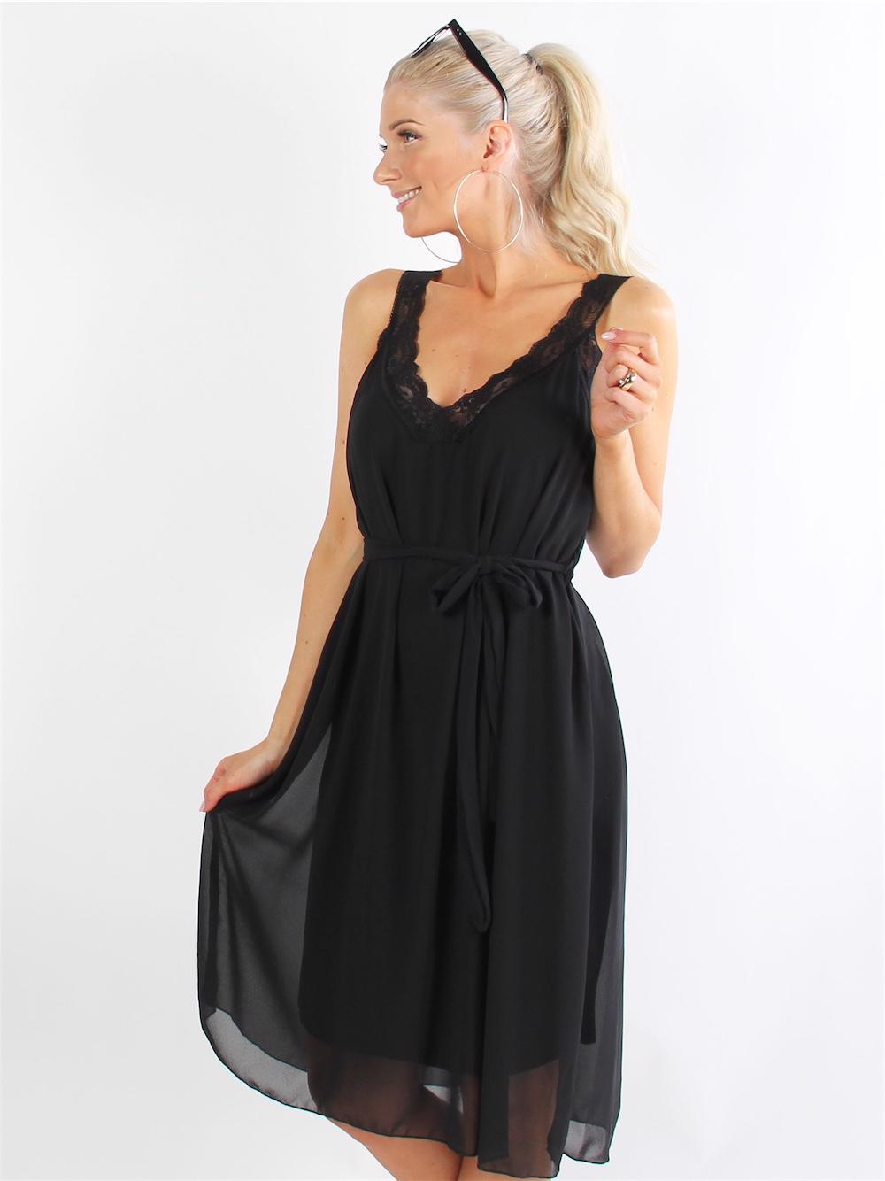 Aleta - Armygrøn chiffonkjole med blondekant og bindebånd