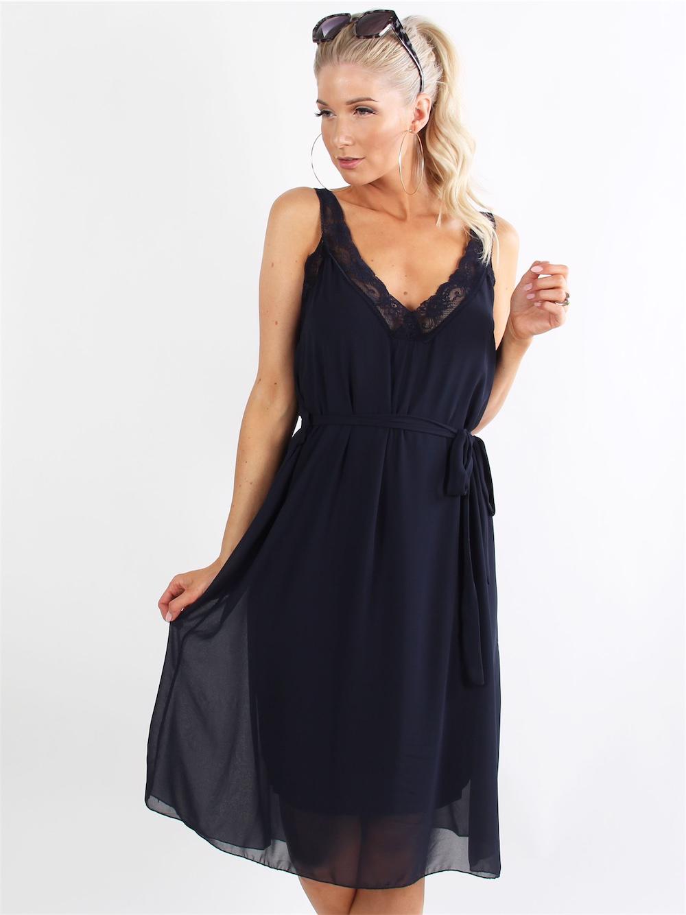 Aleta - Armygrøn chiffonkjole med blondekant og bindebånd