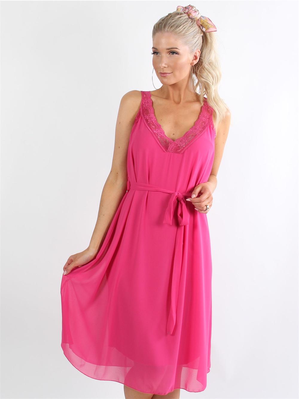 Aleta - Armygrøn chiffonkjole med blondekant og bindebånd