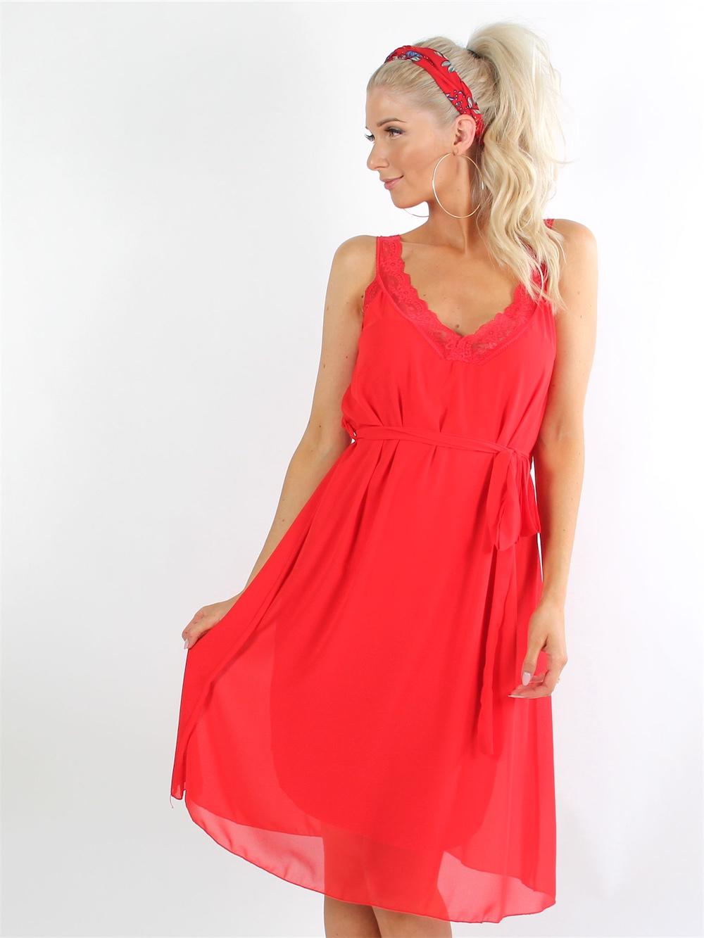 Aleta - Armygrøn chiffonkjole med blondekant og bindebånd