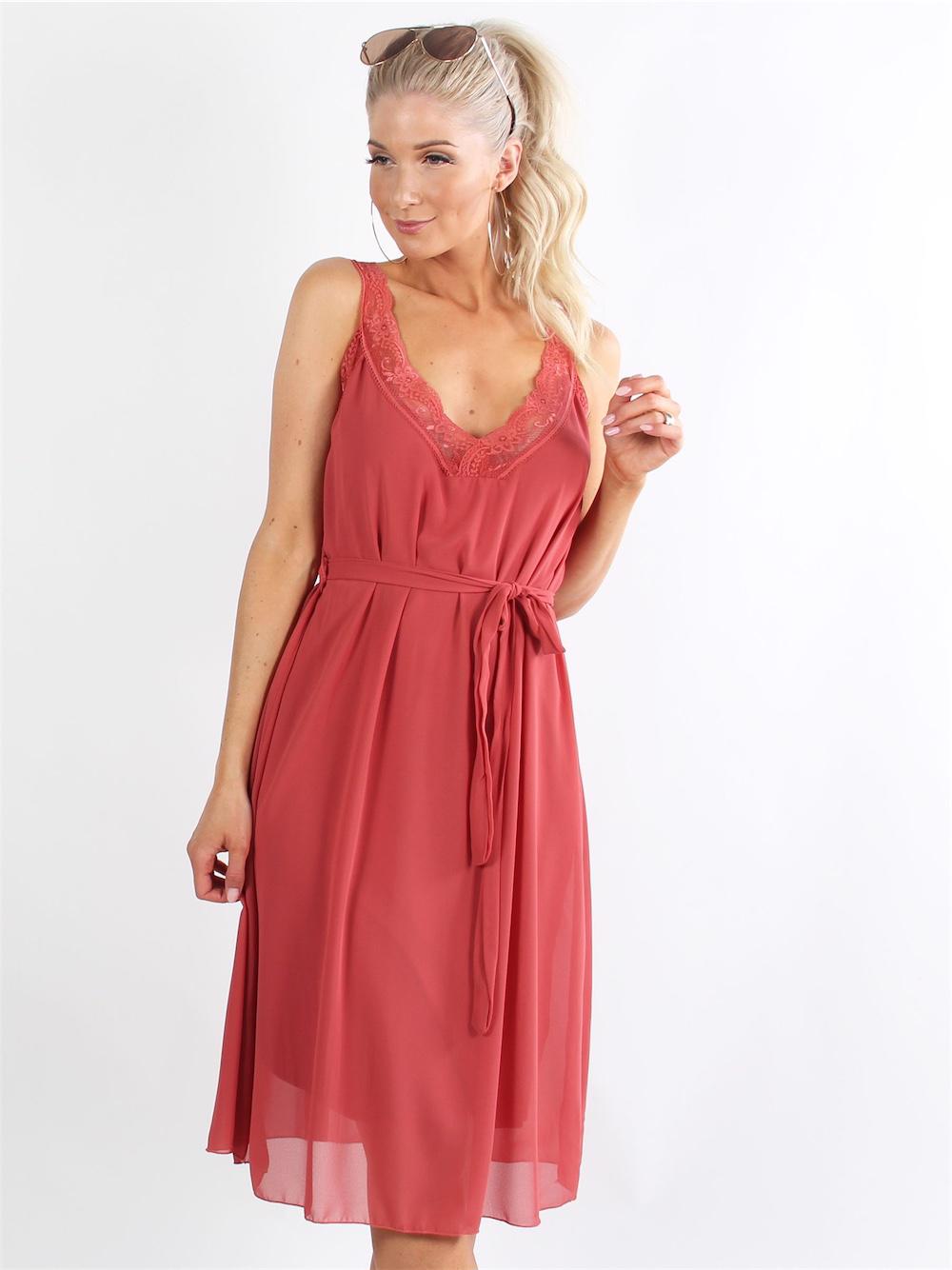 Aleta - Armygrøn chiffonkjole med blondekant og bindebånd