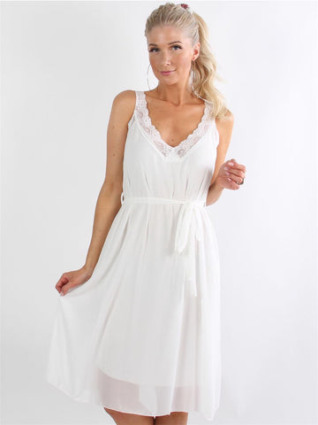 Aleta - Armygrøn chiffonkjole med blondekant og bindebånd