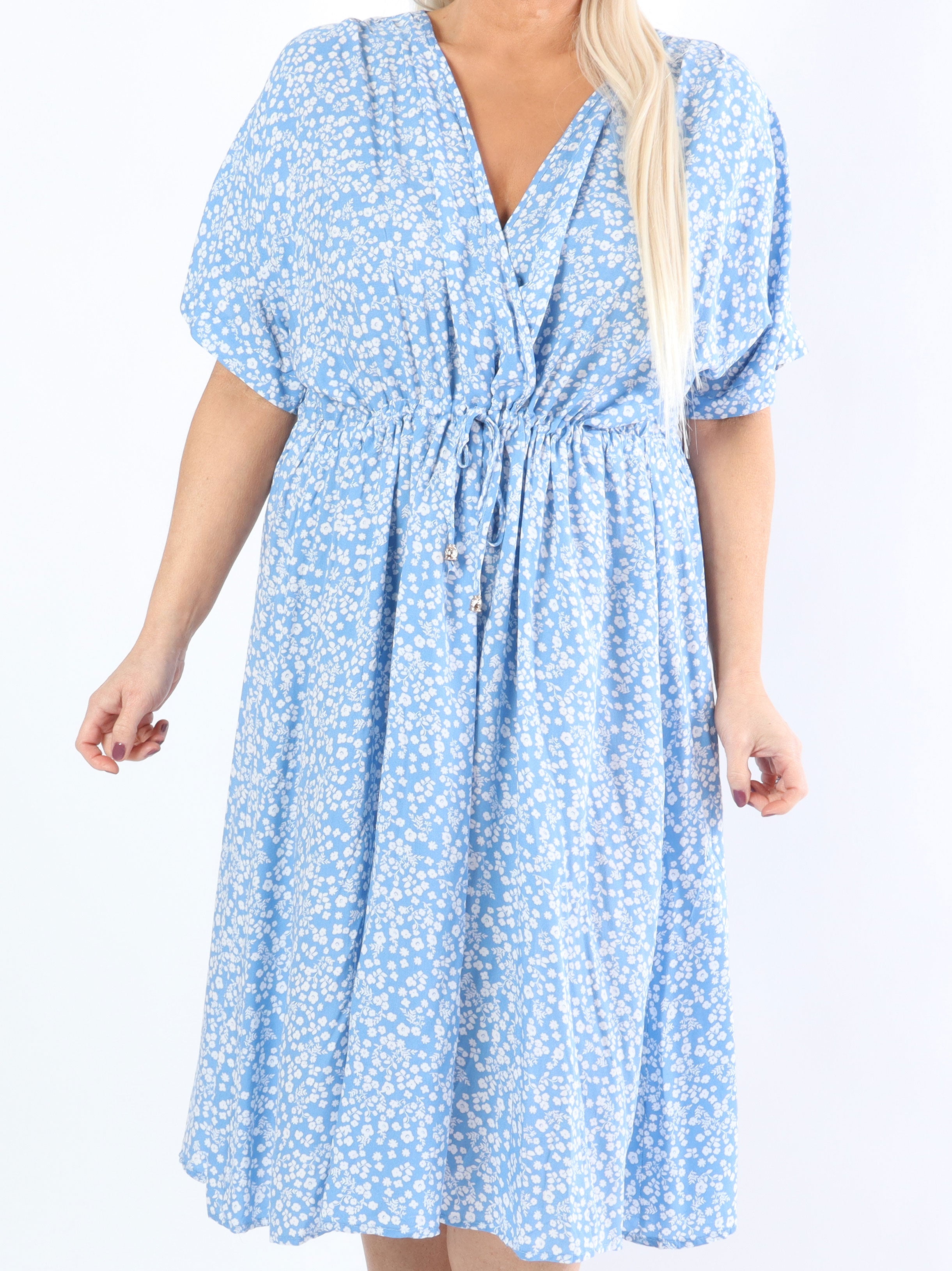 Alicia - Sød plus size kjole i småt blomsterprint