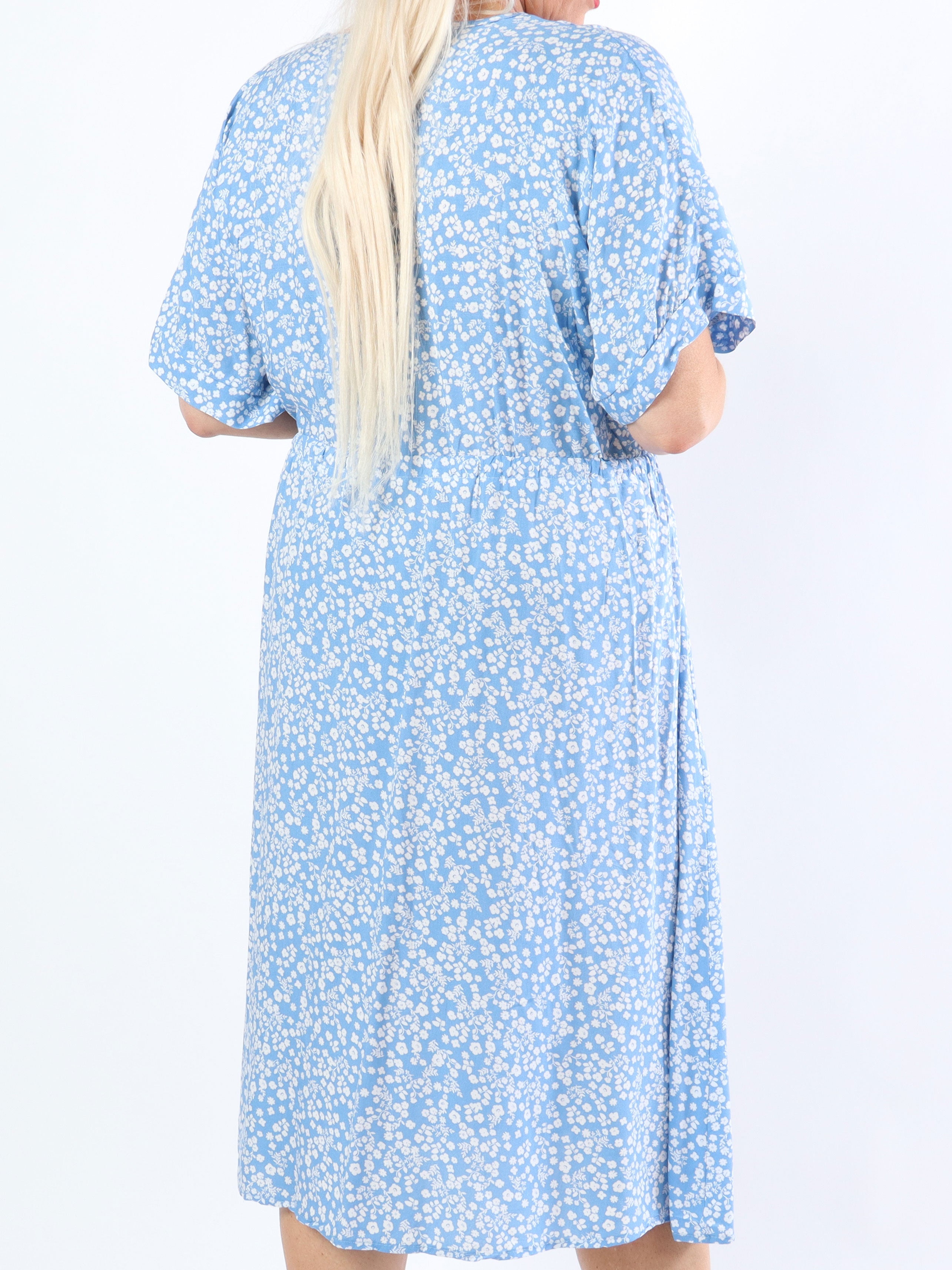 Alicia - Sød plus size kjole i småt blomsterprint