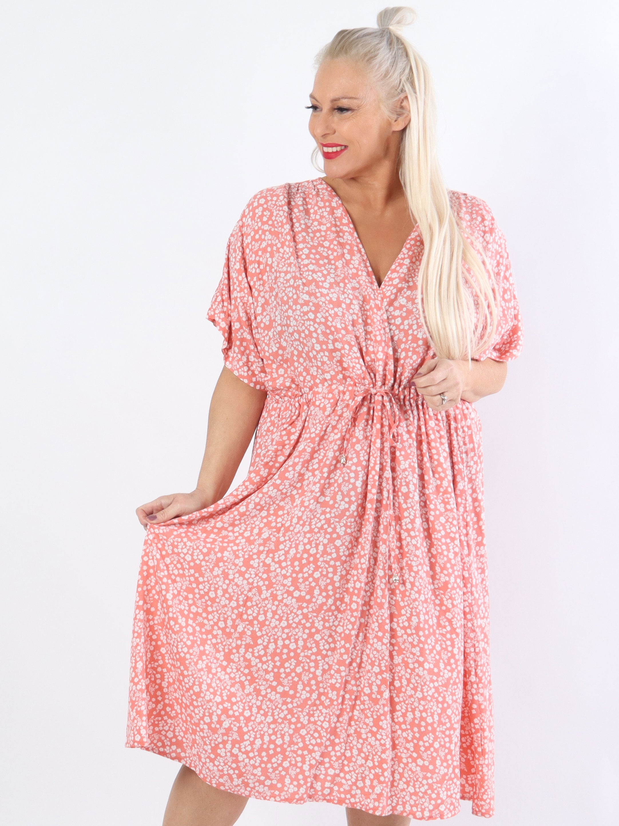 Alicia - Sød plus size kjole i småt blomsterprint