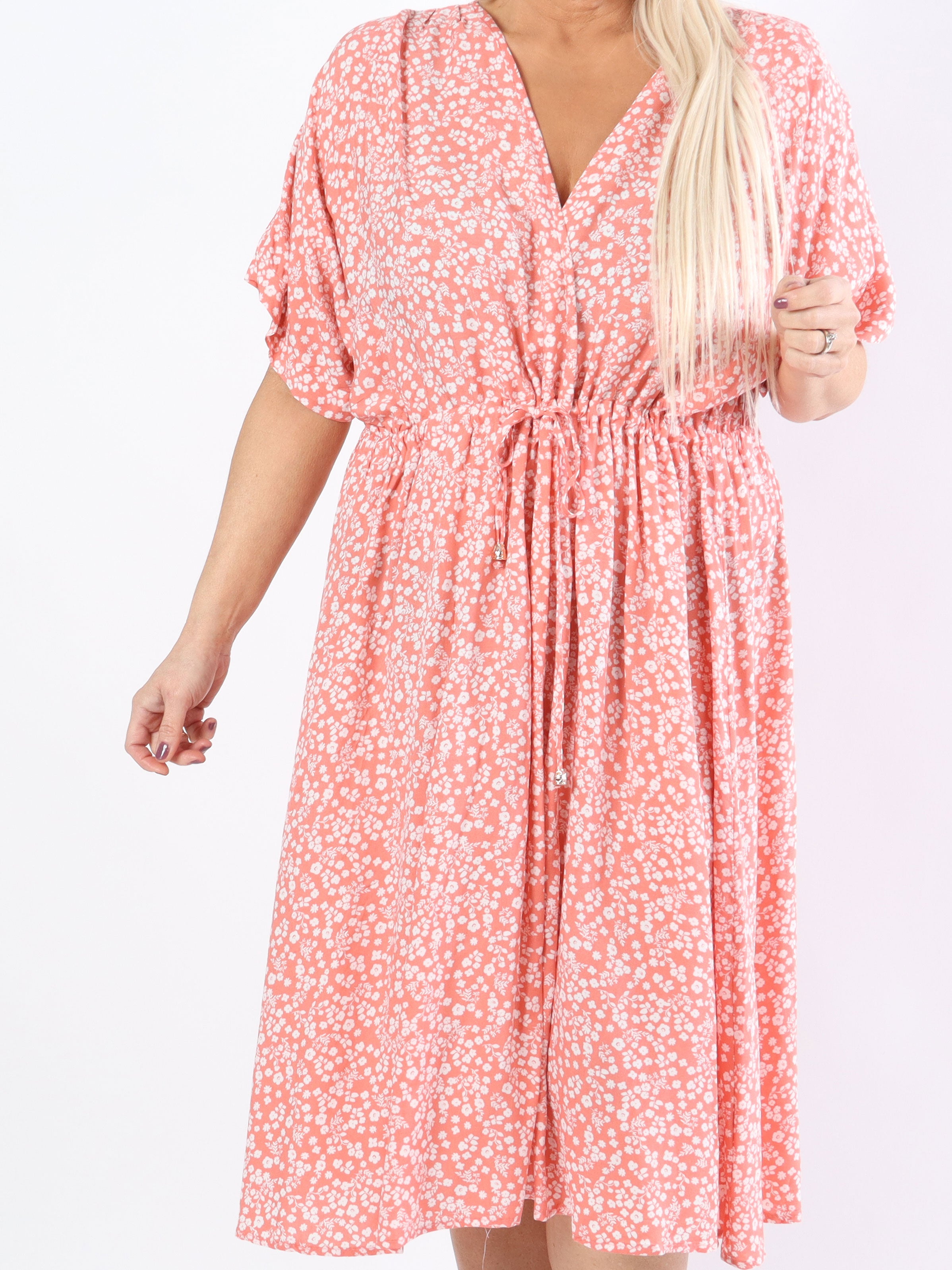 Alicia - Sød plus size kjole i småt blomsterprint