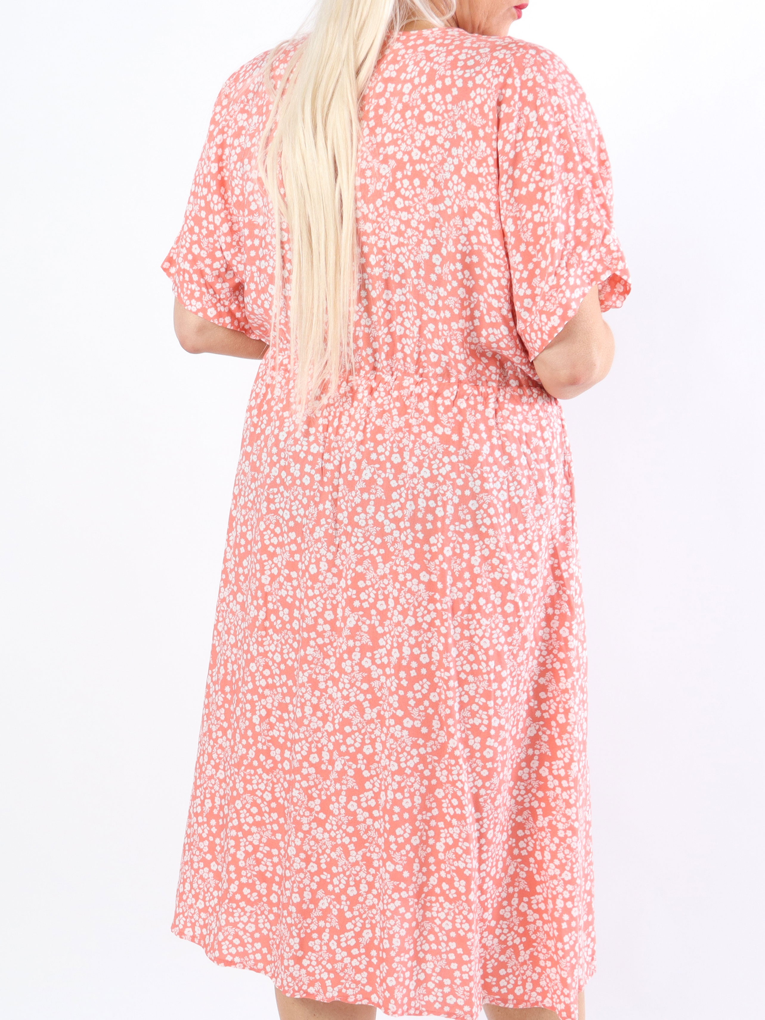 Alicia - Sød plus size kjole i småt blomsterprint