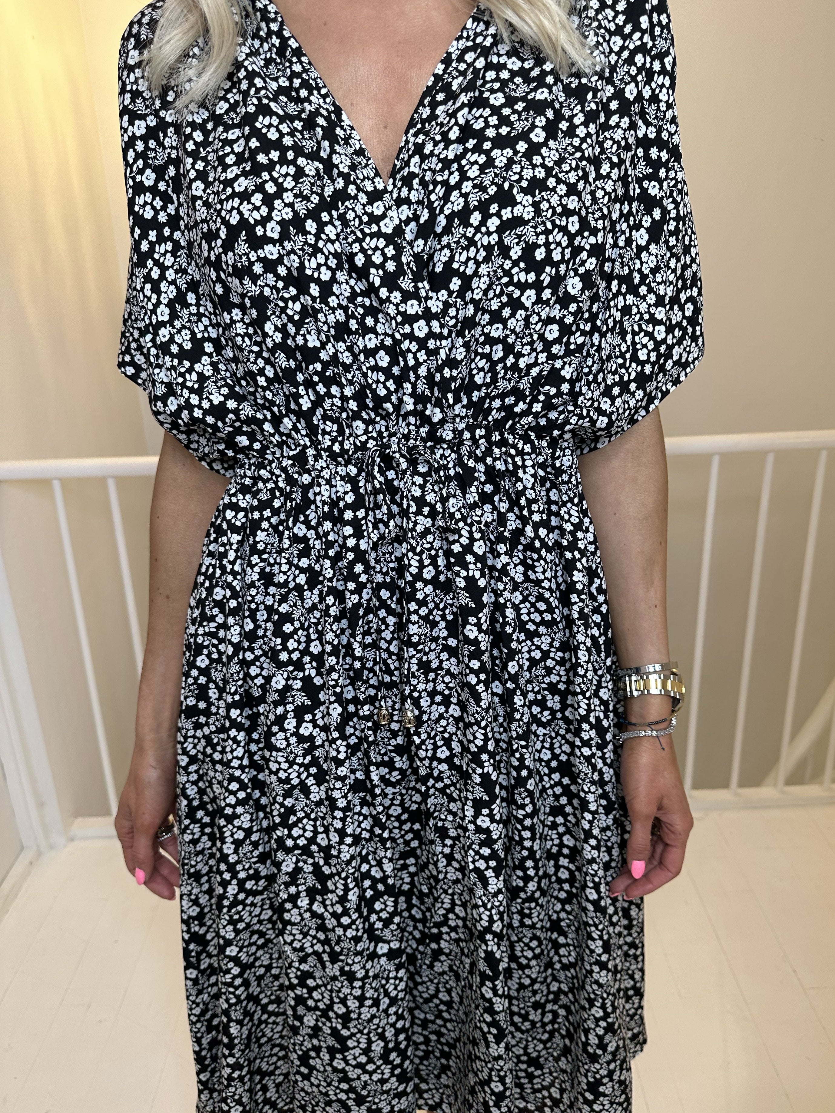 Alicia - Sød viskose kjole i småt blomsterprint