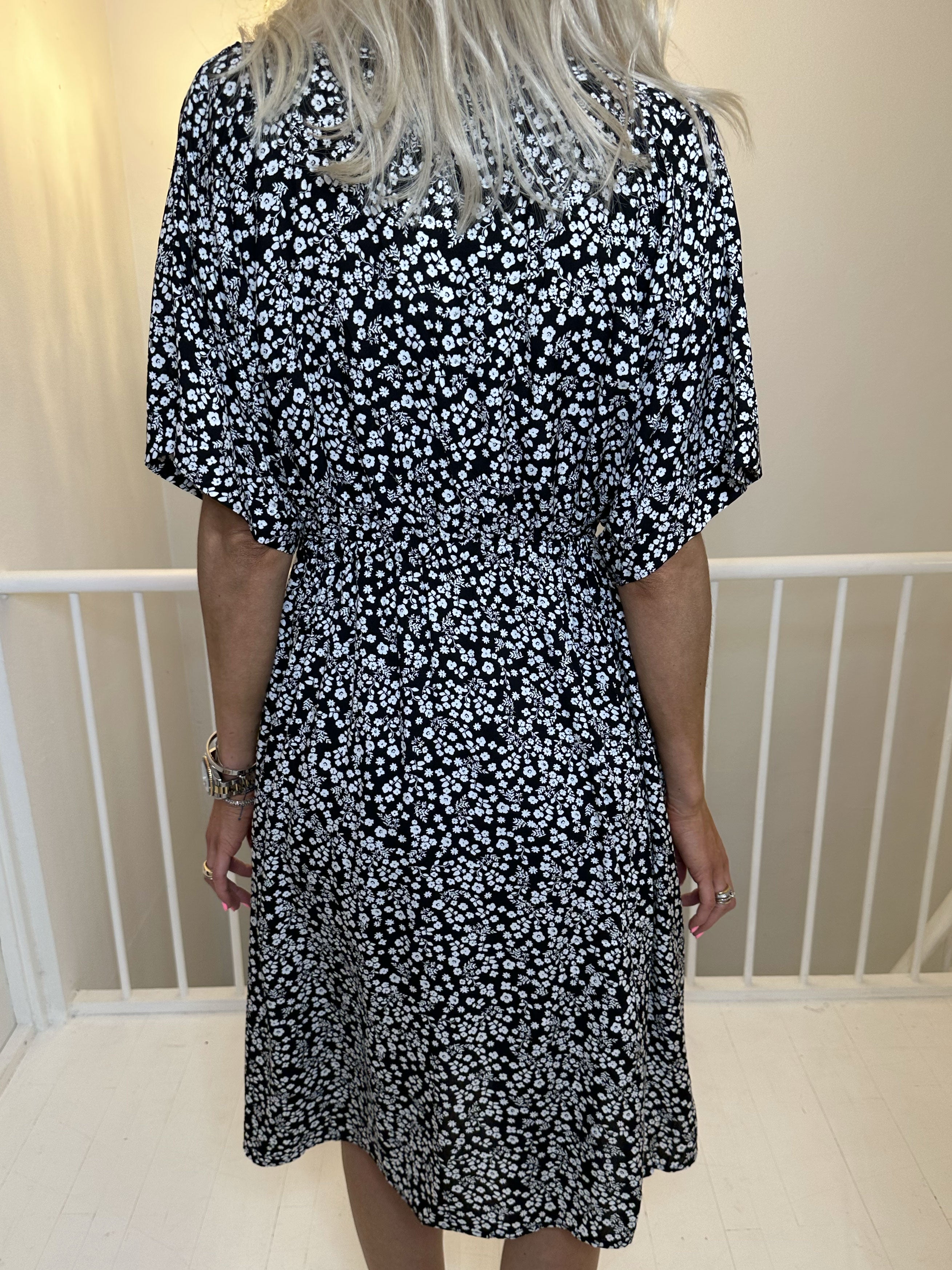 Alicia - Sød viskose kjole i småt blomsterprint