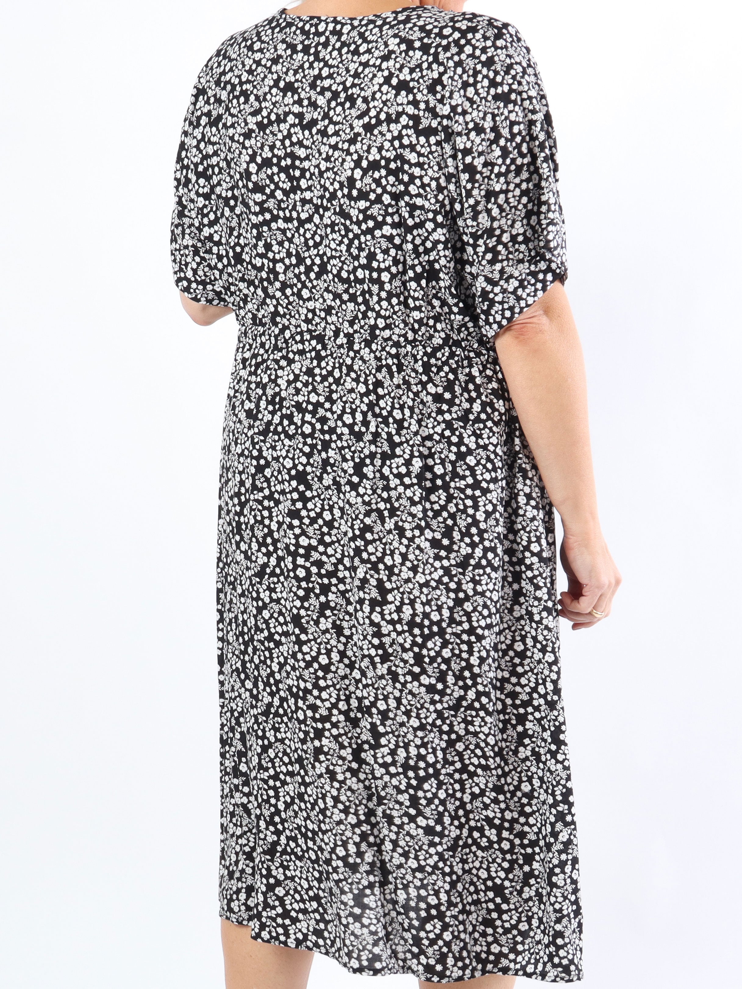 Alicia - Sød plus size kjole i småt blomsterprint