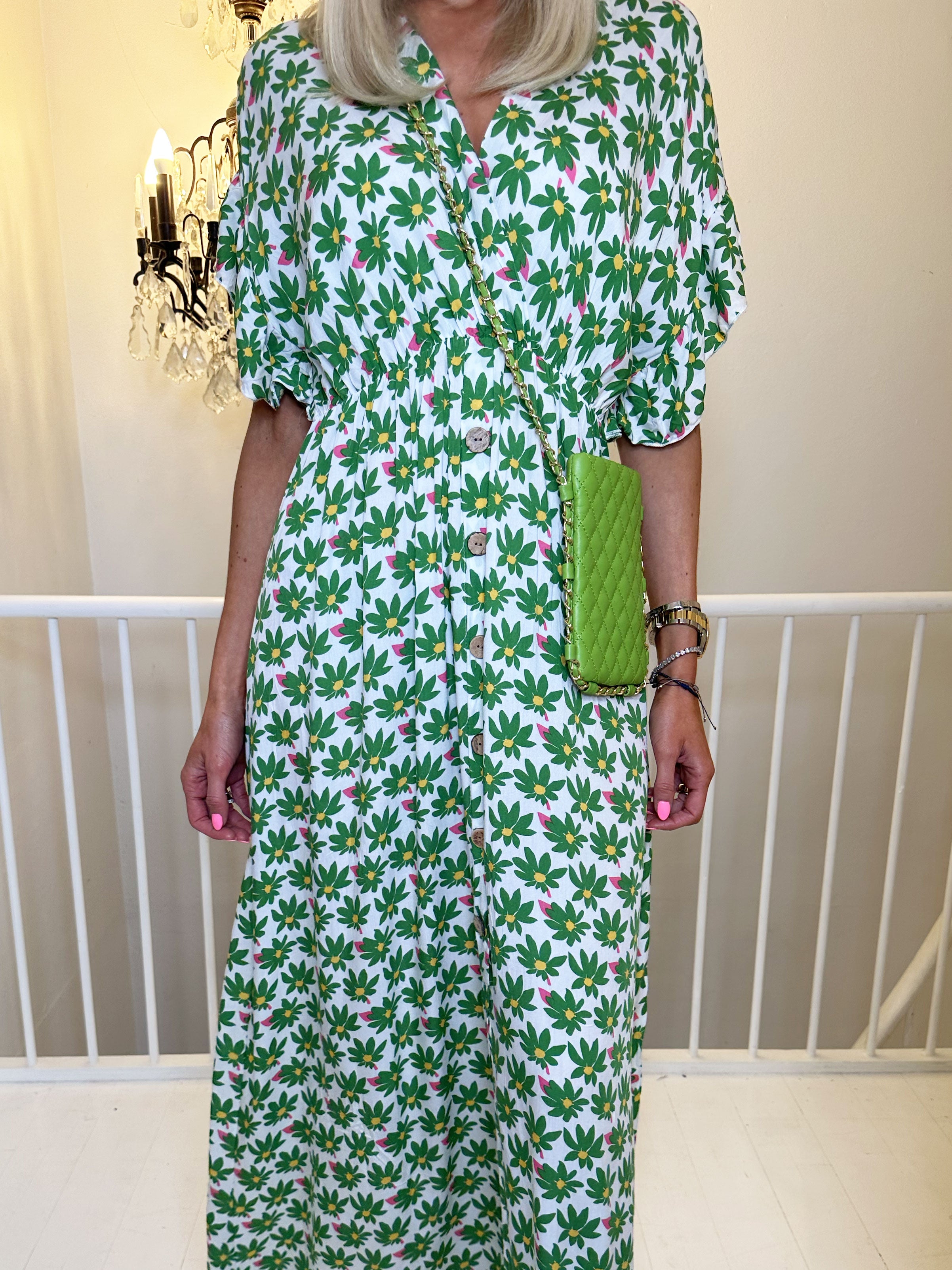 Alina Daisy - Sød sommerkjole blomsterprint med træknapper