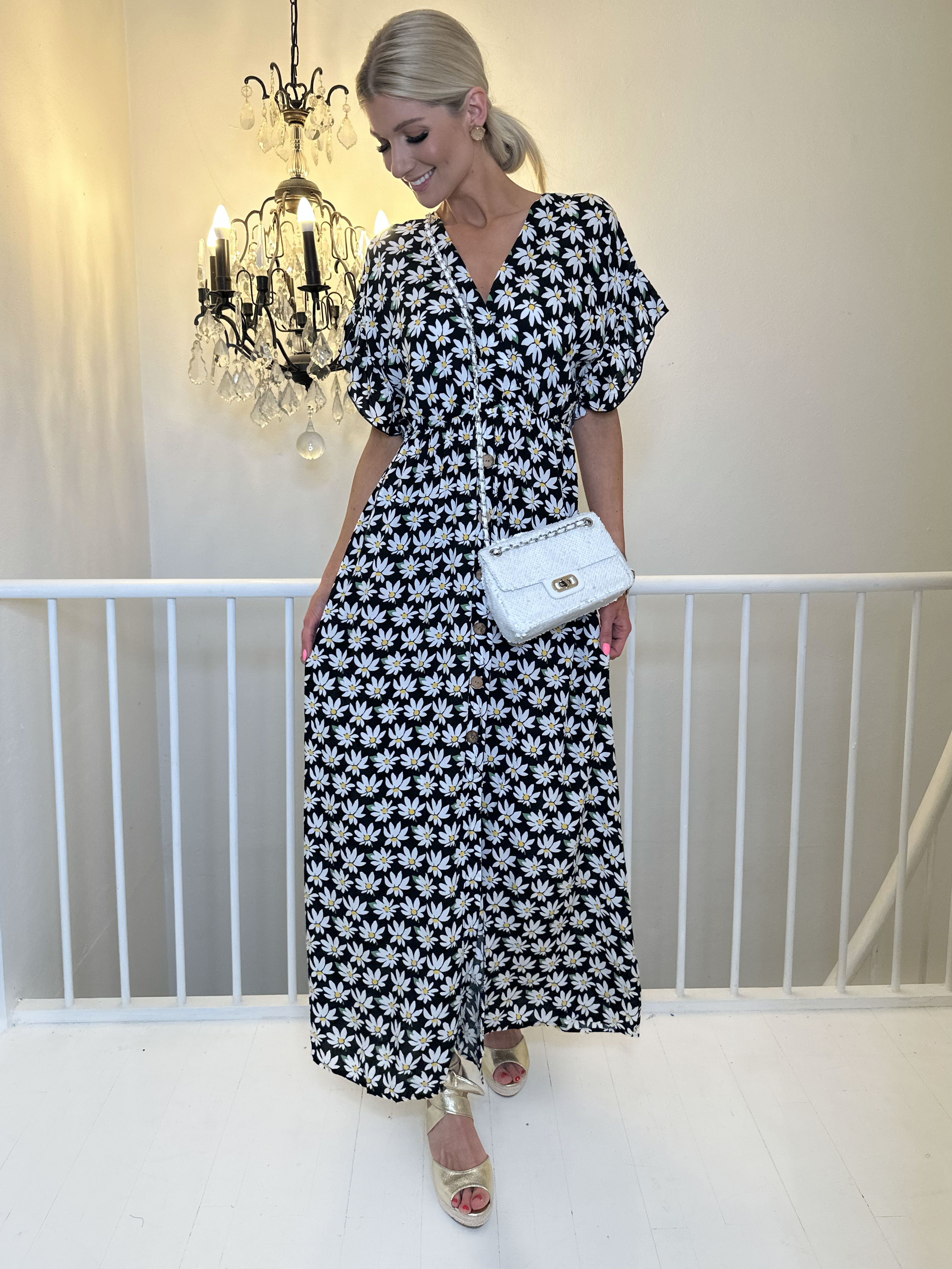 Alina Daisy - Sød sommerkjole blomsterprint med træknapper