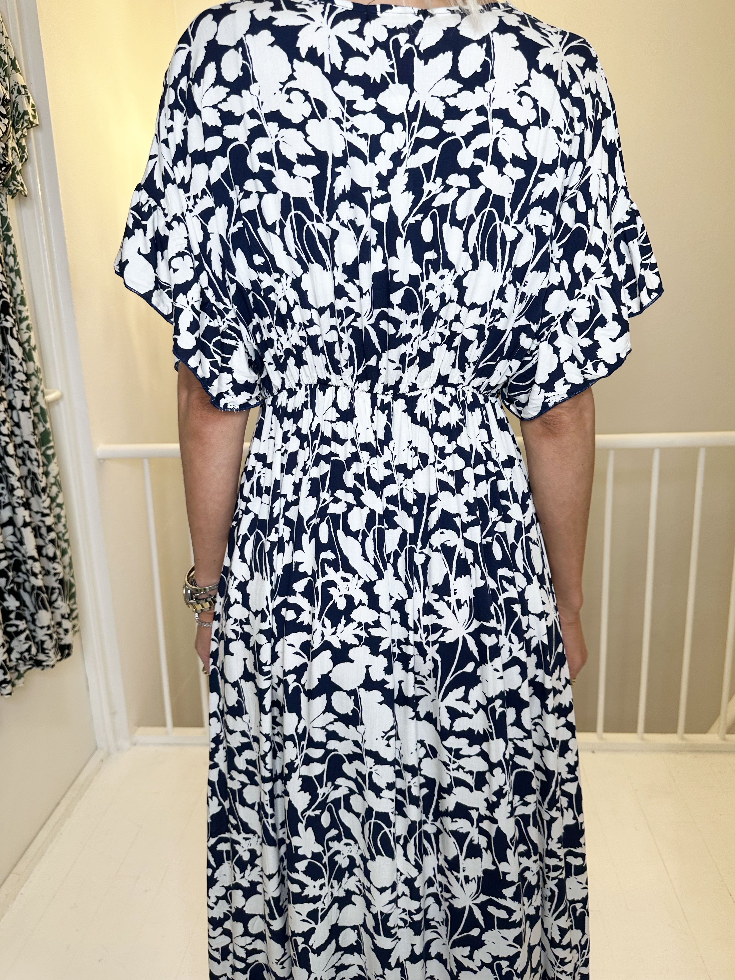 Alina Flower - Sommerkjole med blomsterprint og træknapper