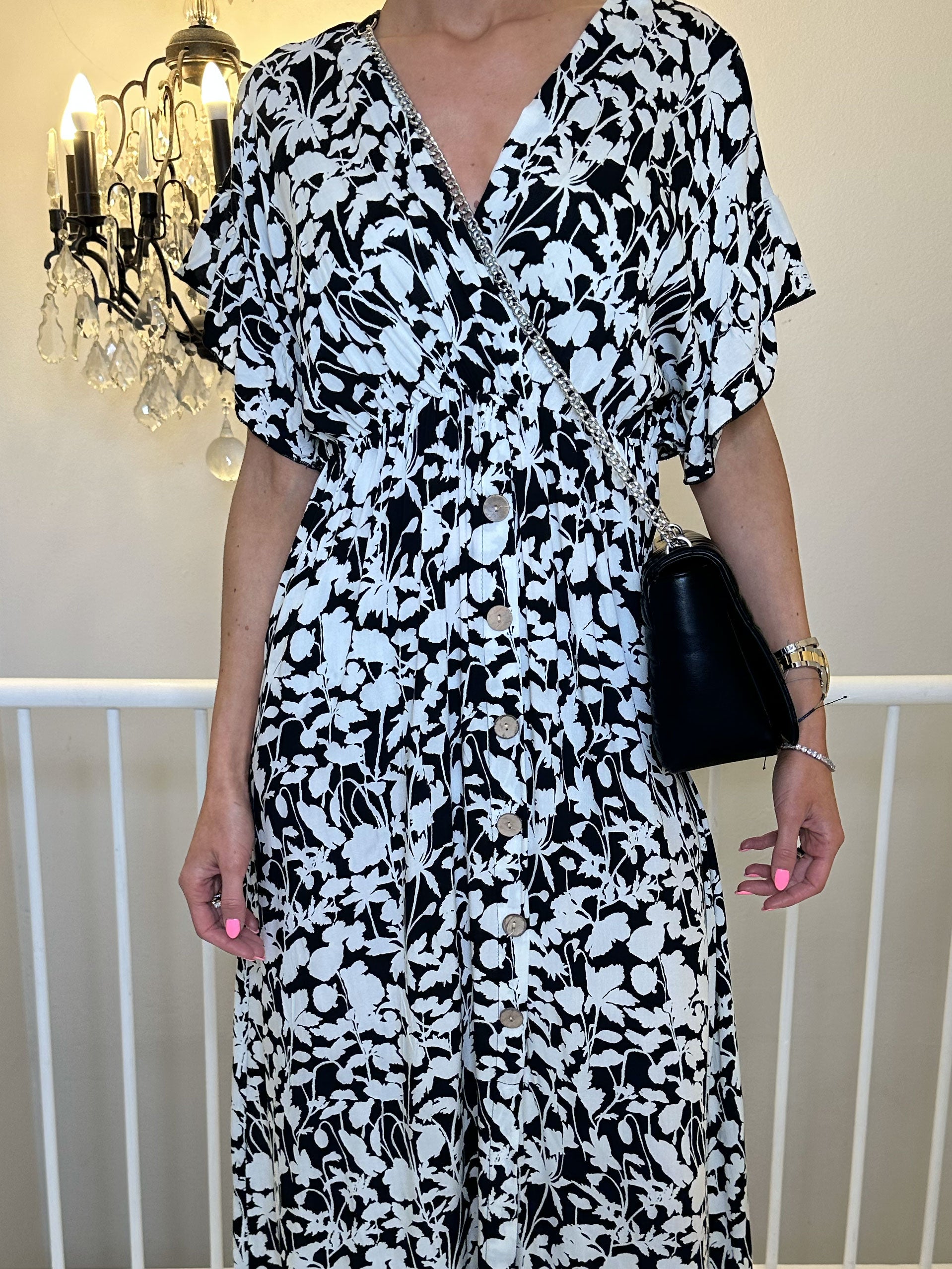 Alina Flower - Sommerkjole med blomsterprint og træknapper