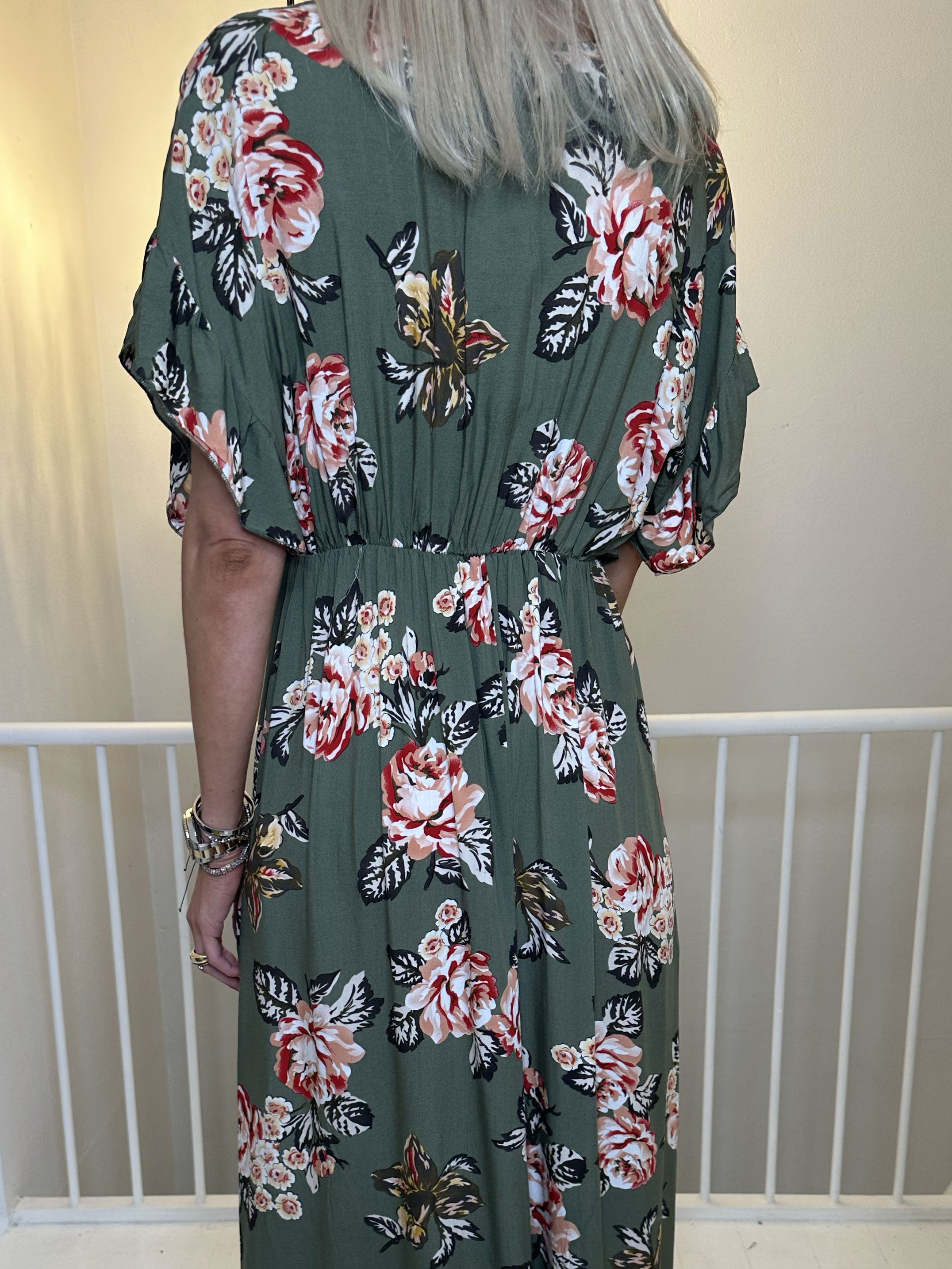 Alina Rose - Lang sommerkjole i blomsterprint med træknapper