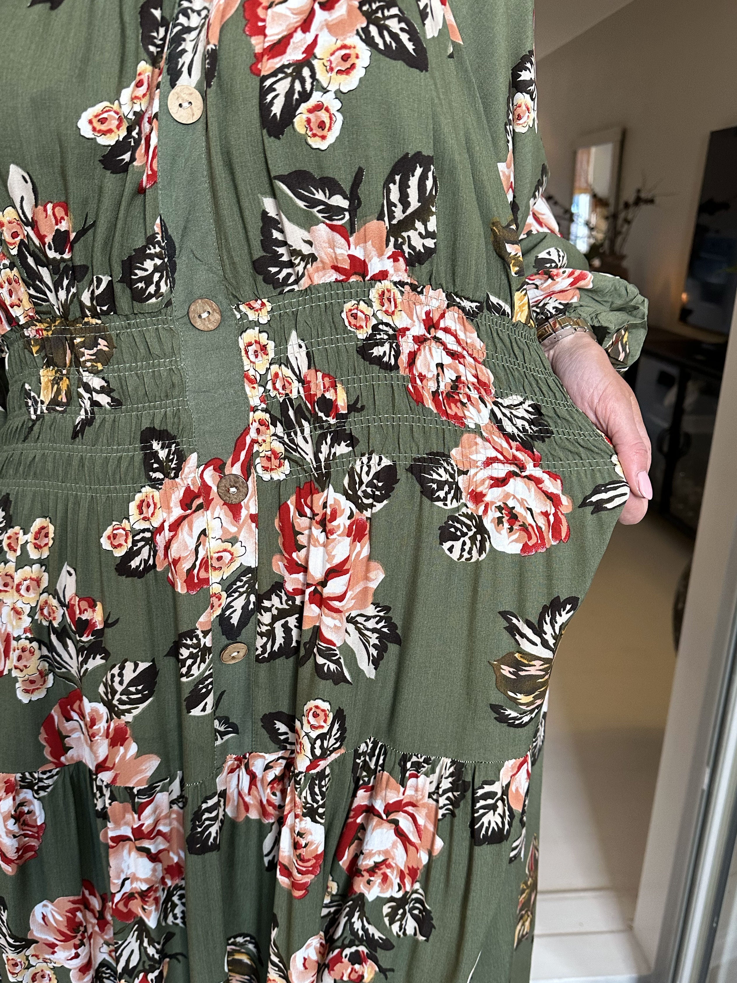 Alessandra - Sød lang kjole med blomster og elastik