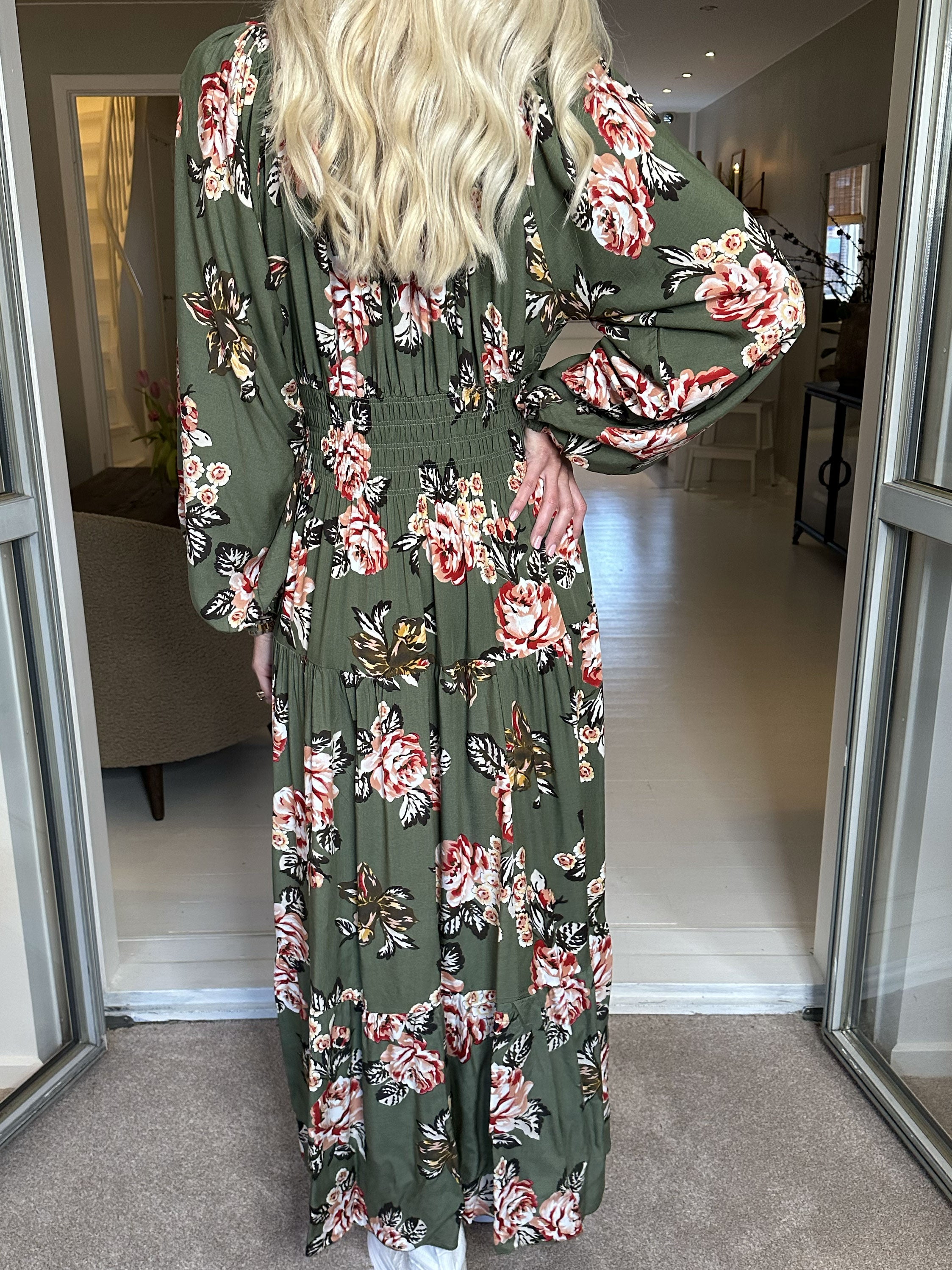 Alessandra - Sød lang kjole med blomster og elastik