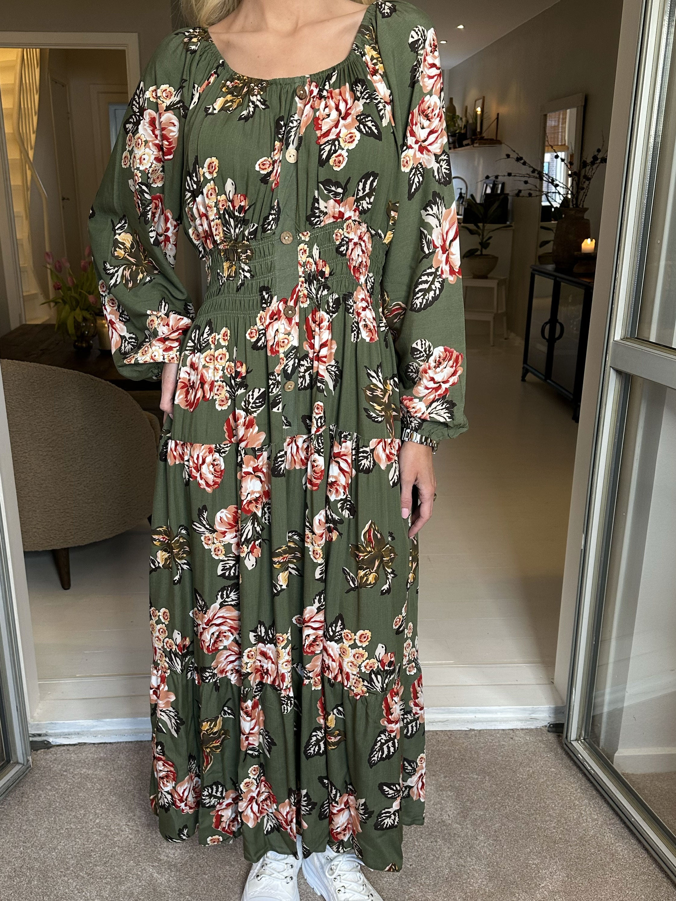 Alessandra - Sød lang kjole med blomster og elastik