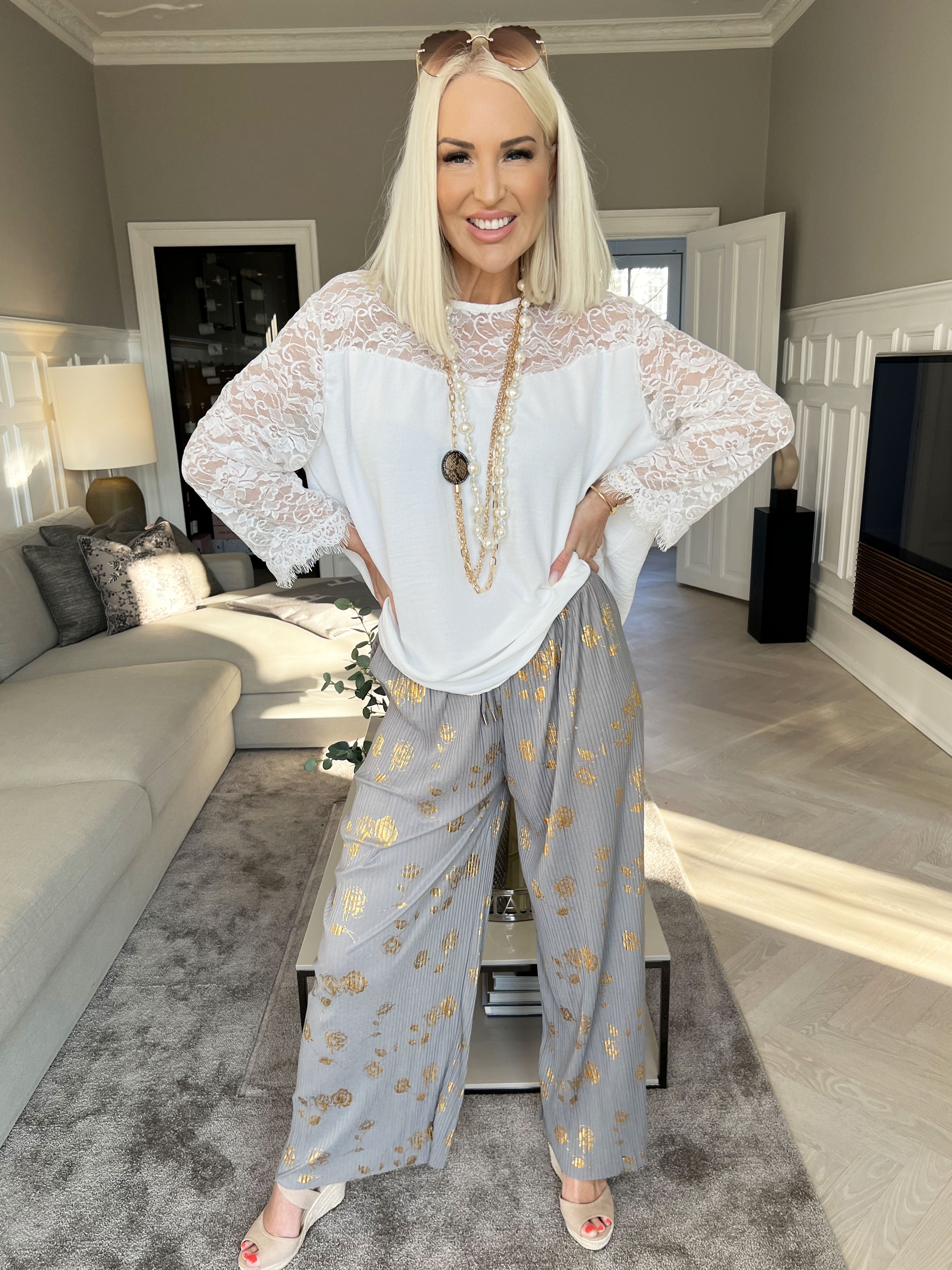 Alpha - Plisserede bukser med guldblomster