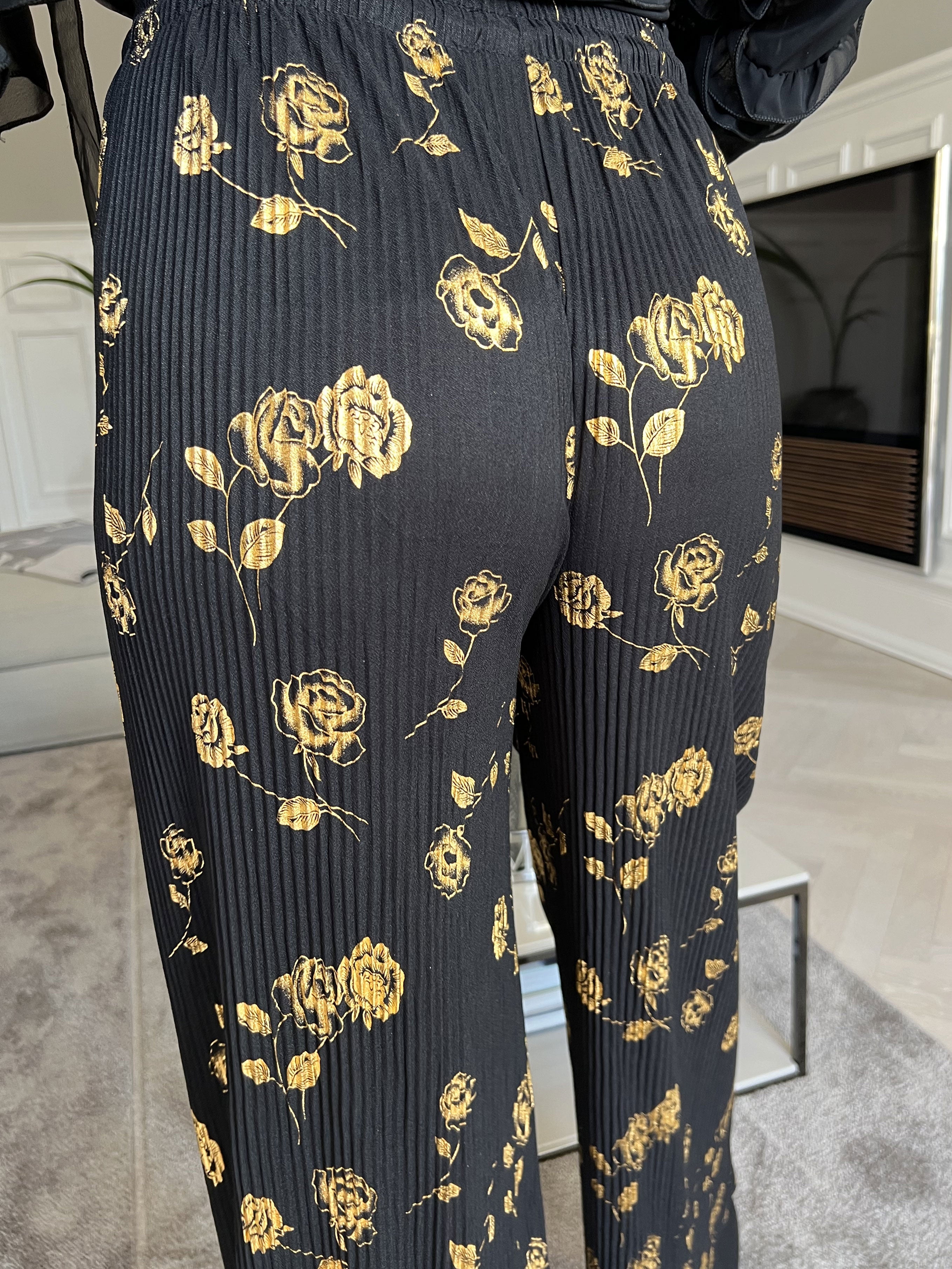 Alpha - Plisserede bukser med guldblomster