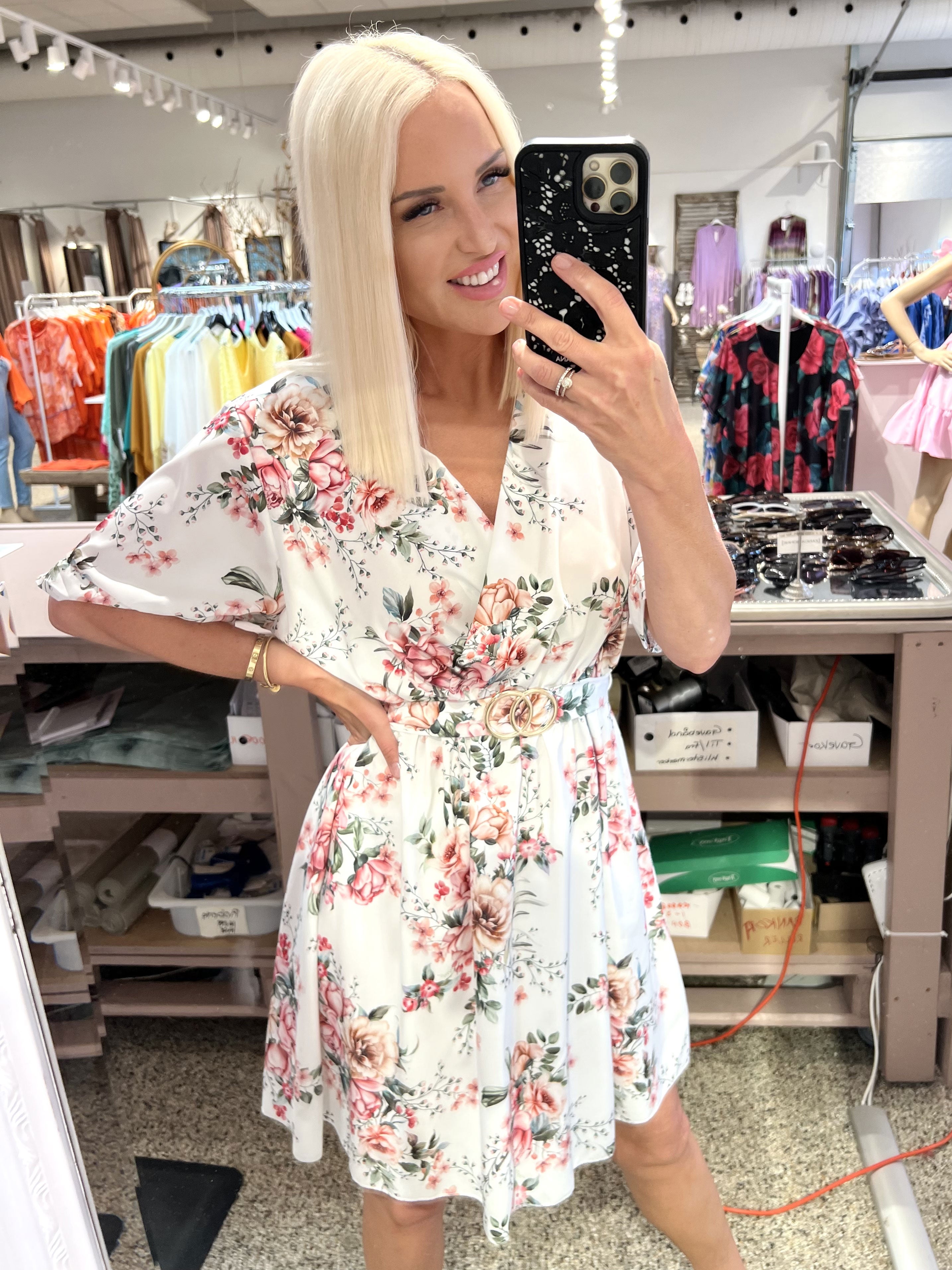 Alvas - Kjole med blomsterprint og guldspænde