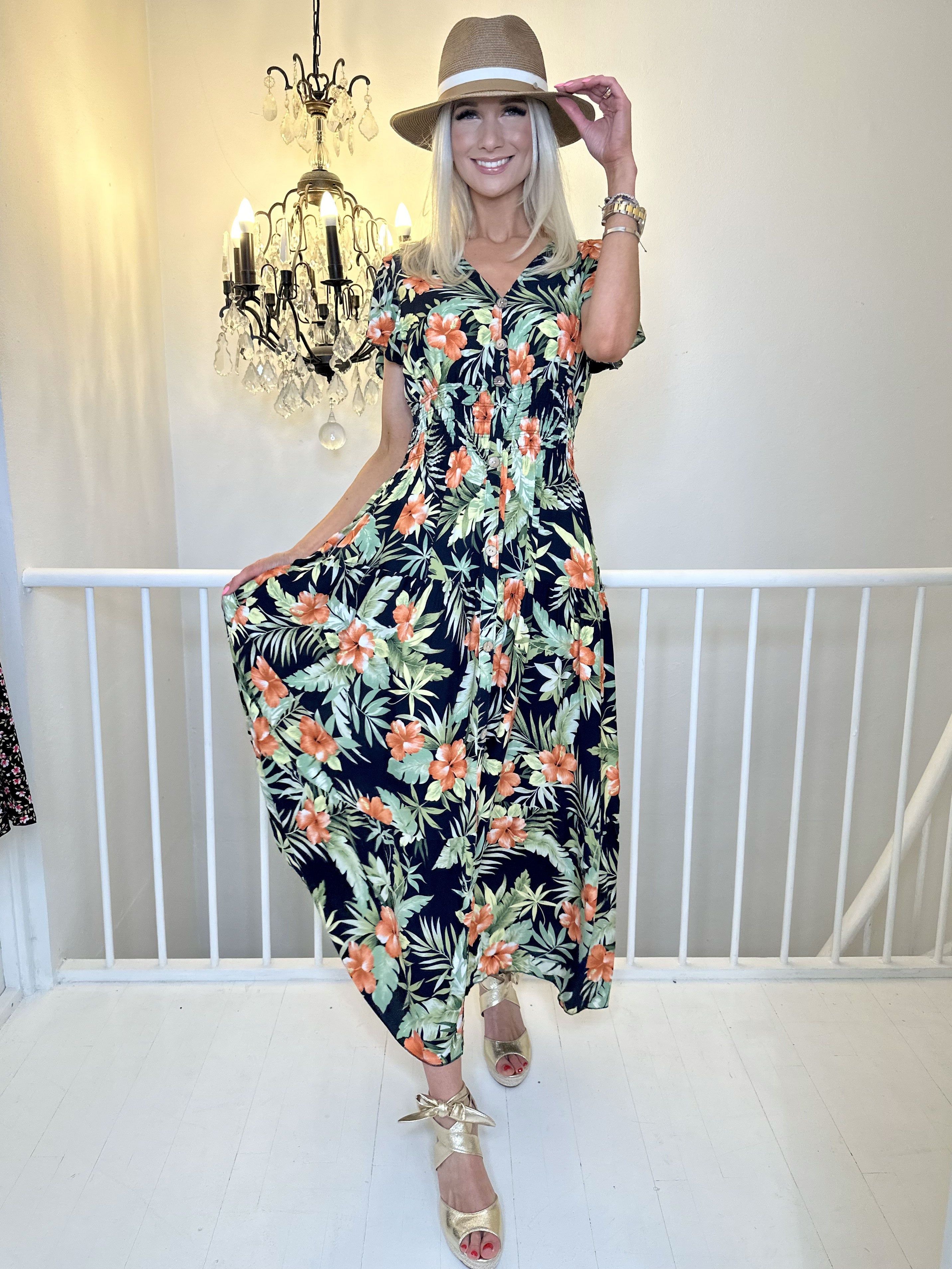 Summer Amada - Fin sommerkjole med blomsterprint og træknapper