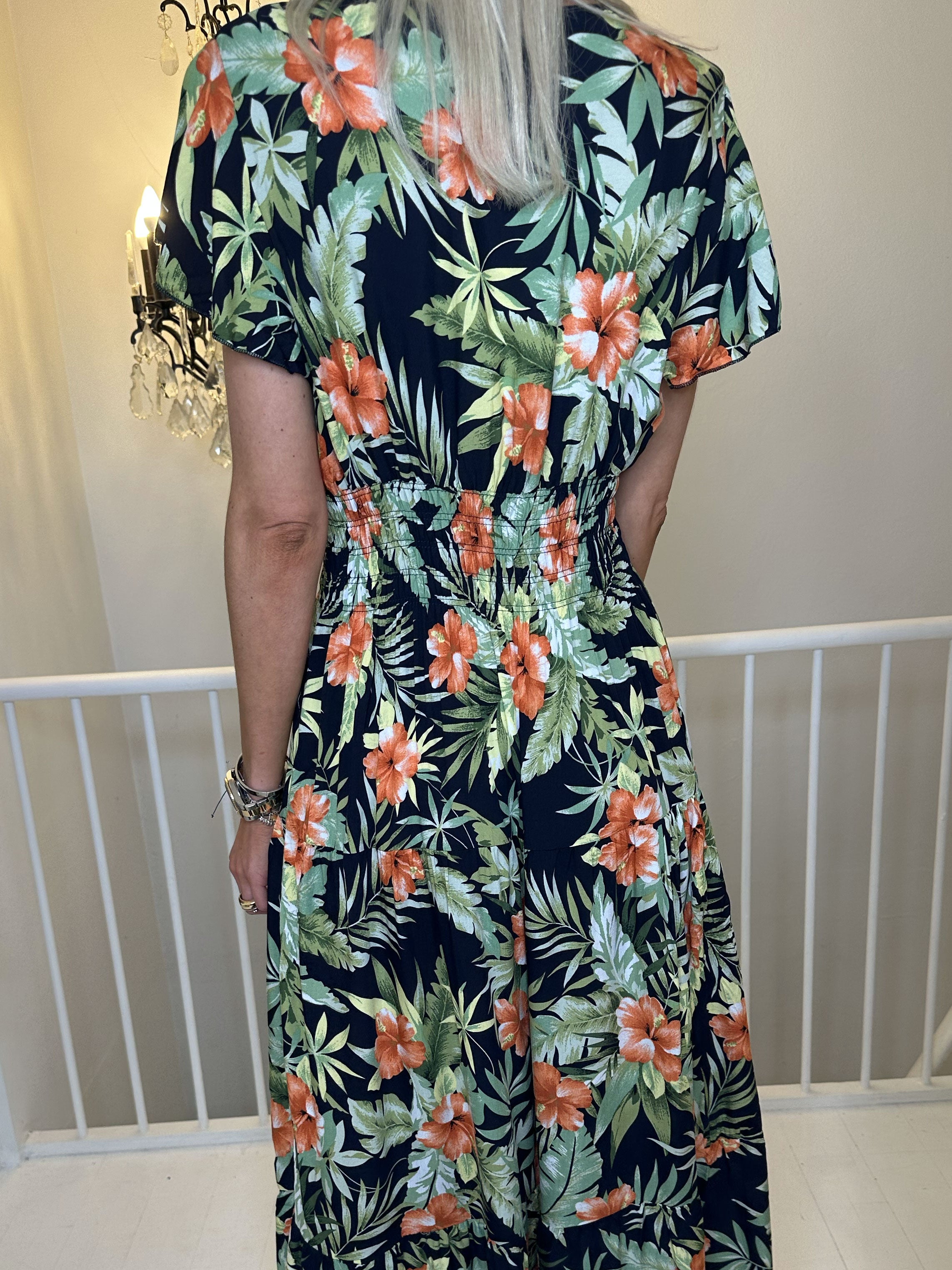 Summer Amada - Fin sommerkjole med blomsterprint og træknapper