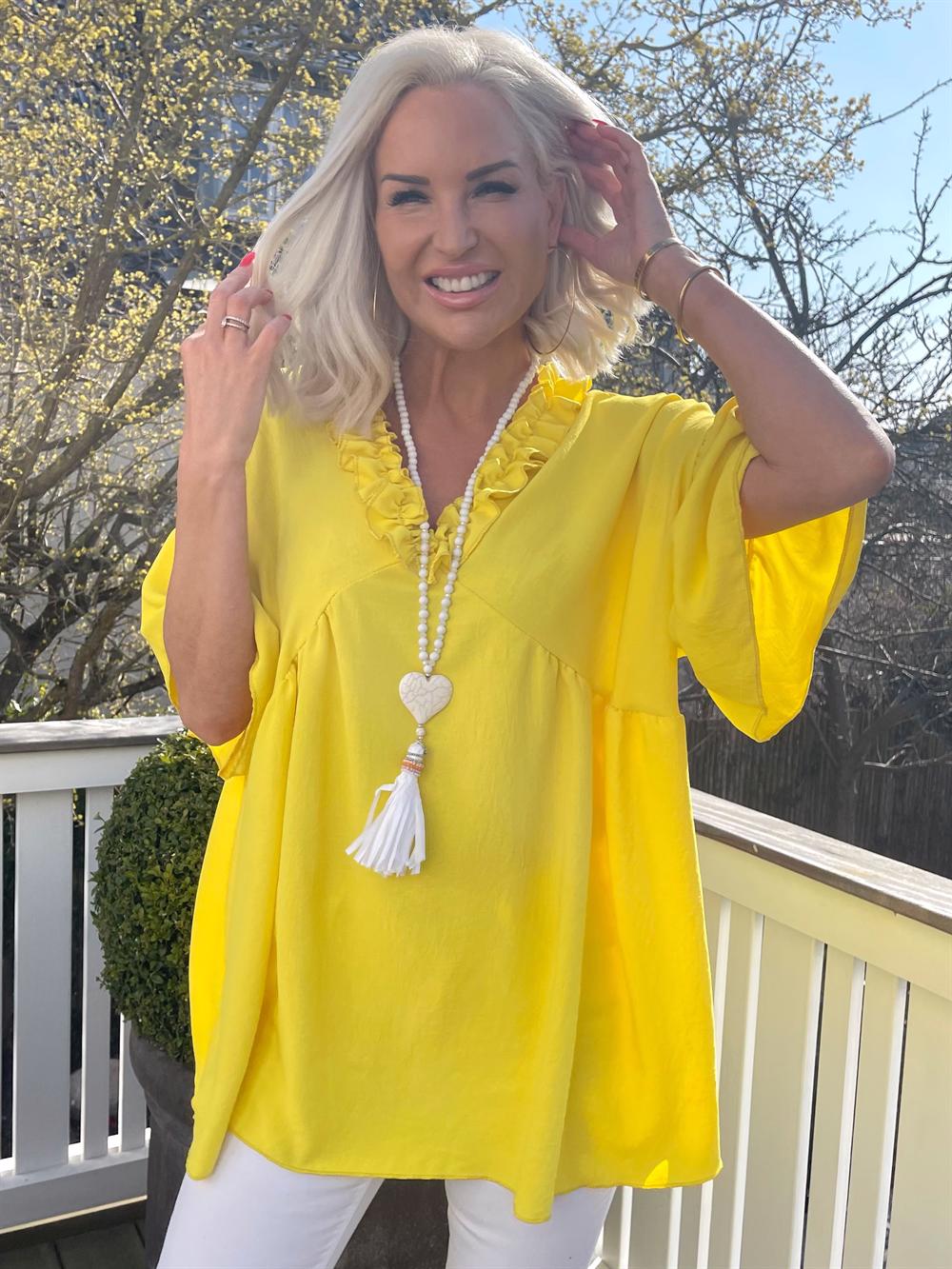 Andrea - Feminin tunika med små flæser