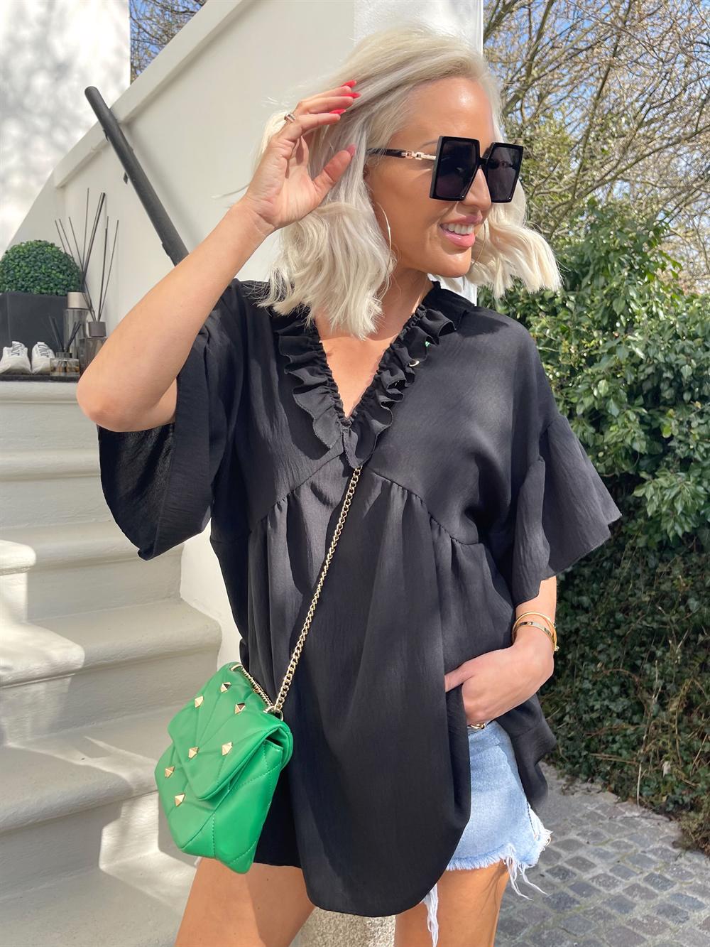 Andrea - Feminin tunika med små flæser