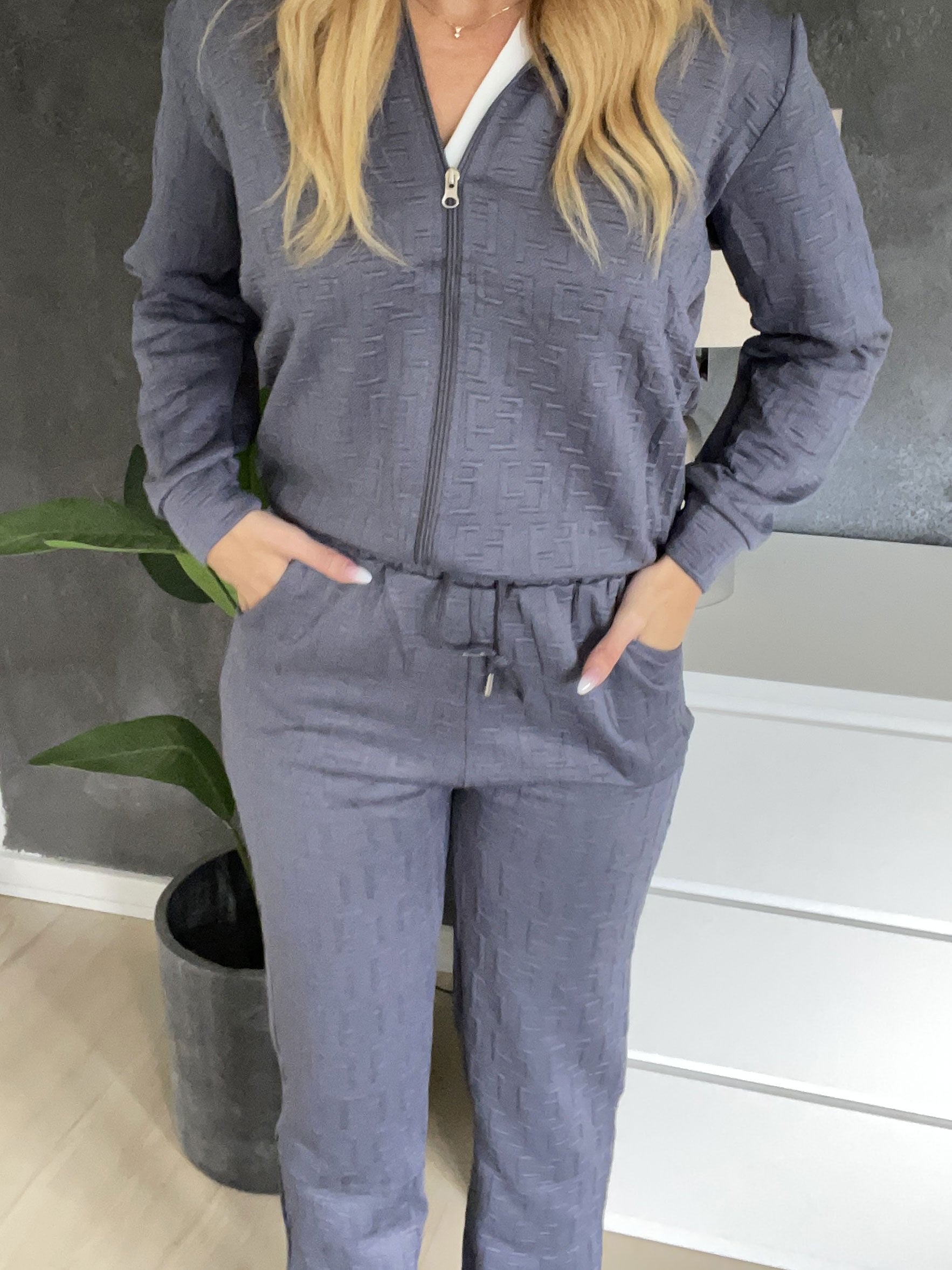 Amber - Ensfarvet mønstret joggingsæt