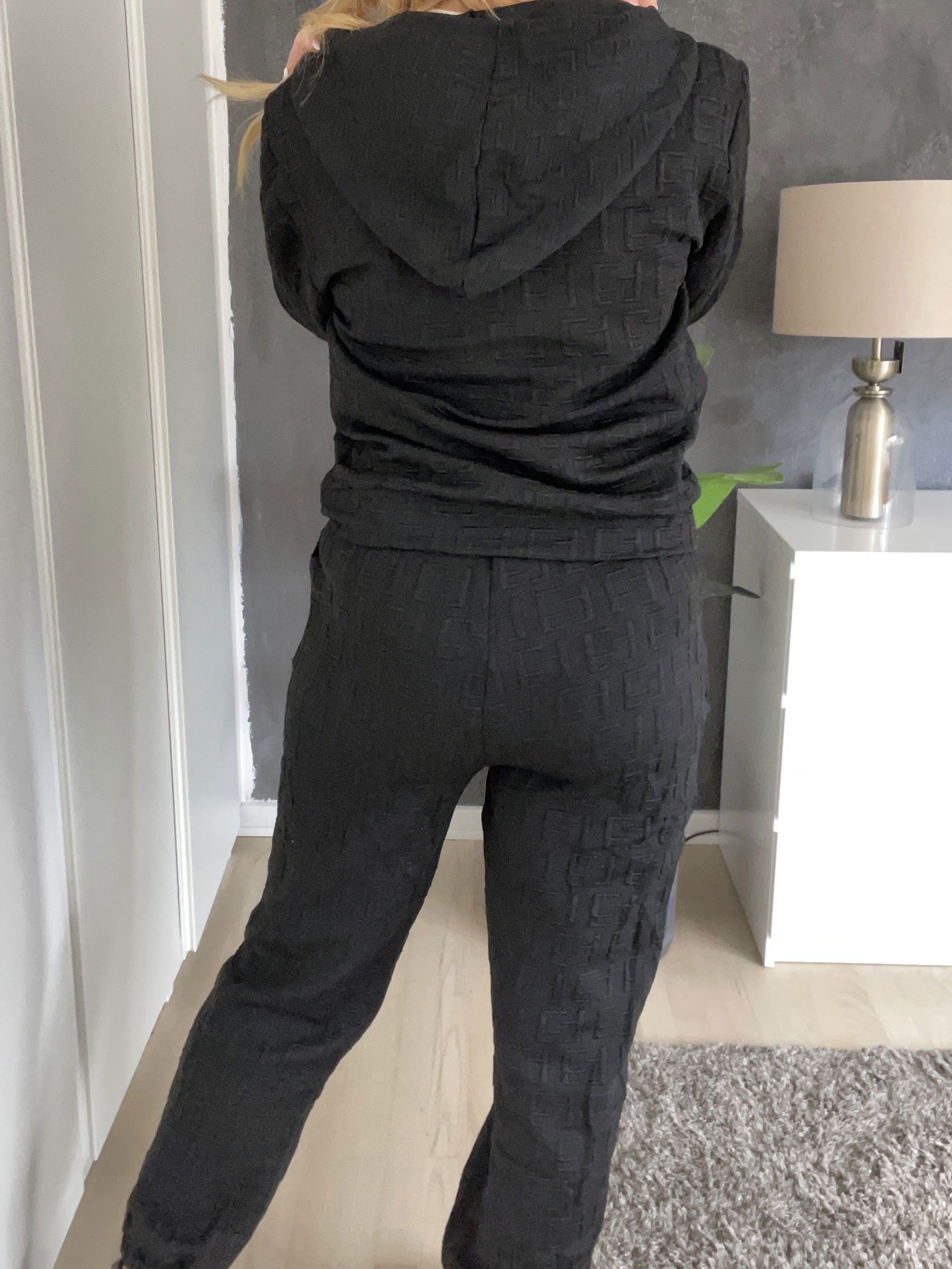 Amber - Ensfarvet mønstret joggingsæt