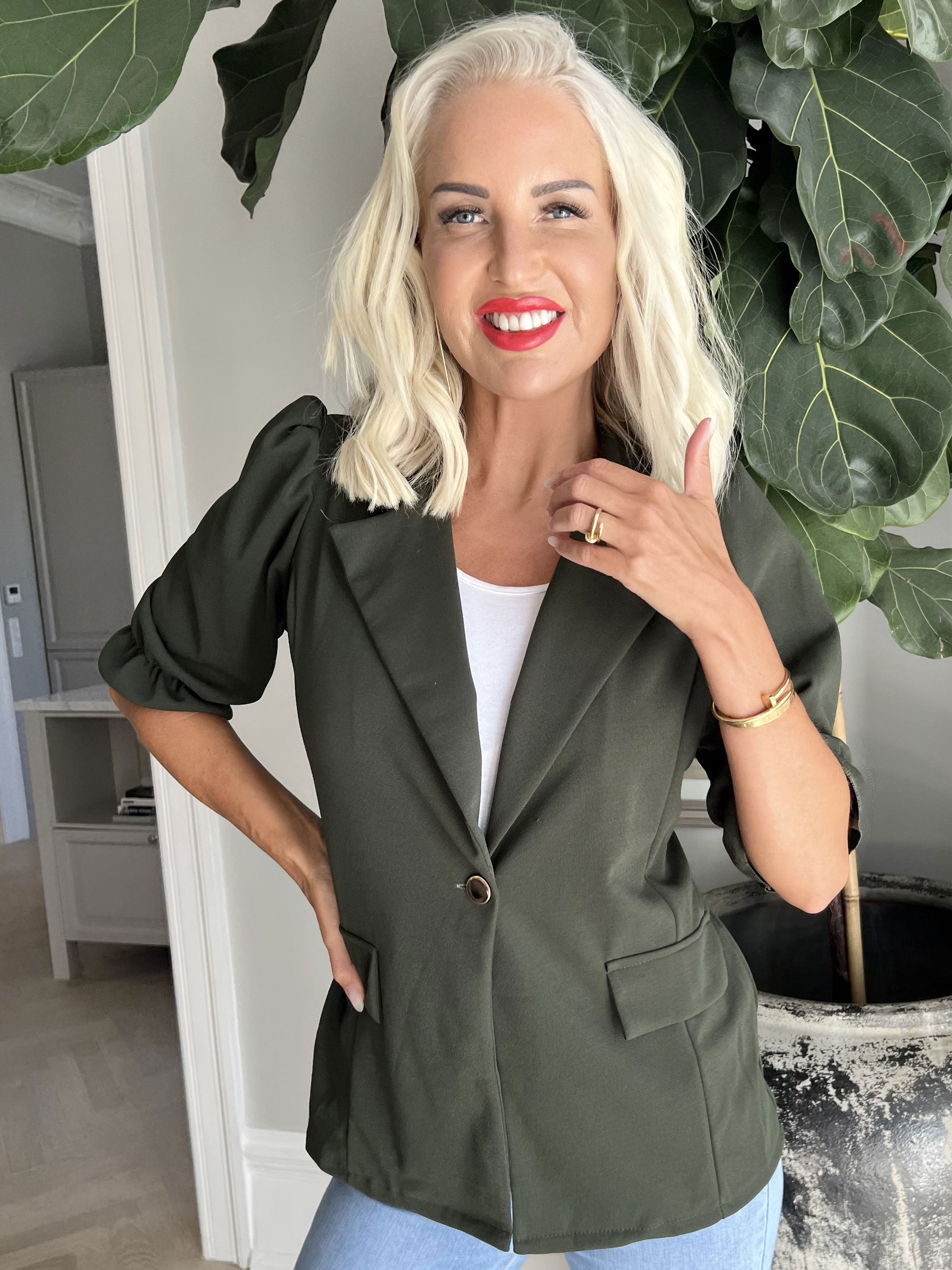 Amelia - Sød blazer med pufærmer og guld knap