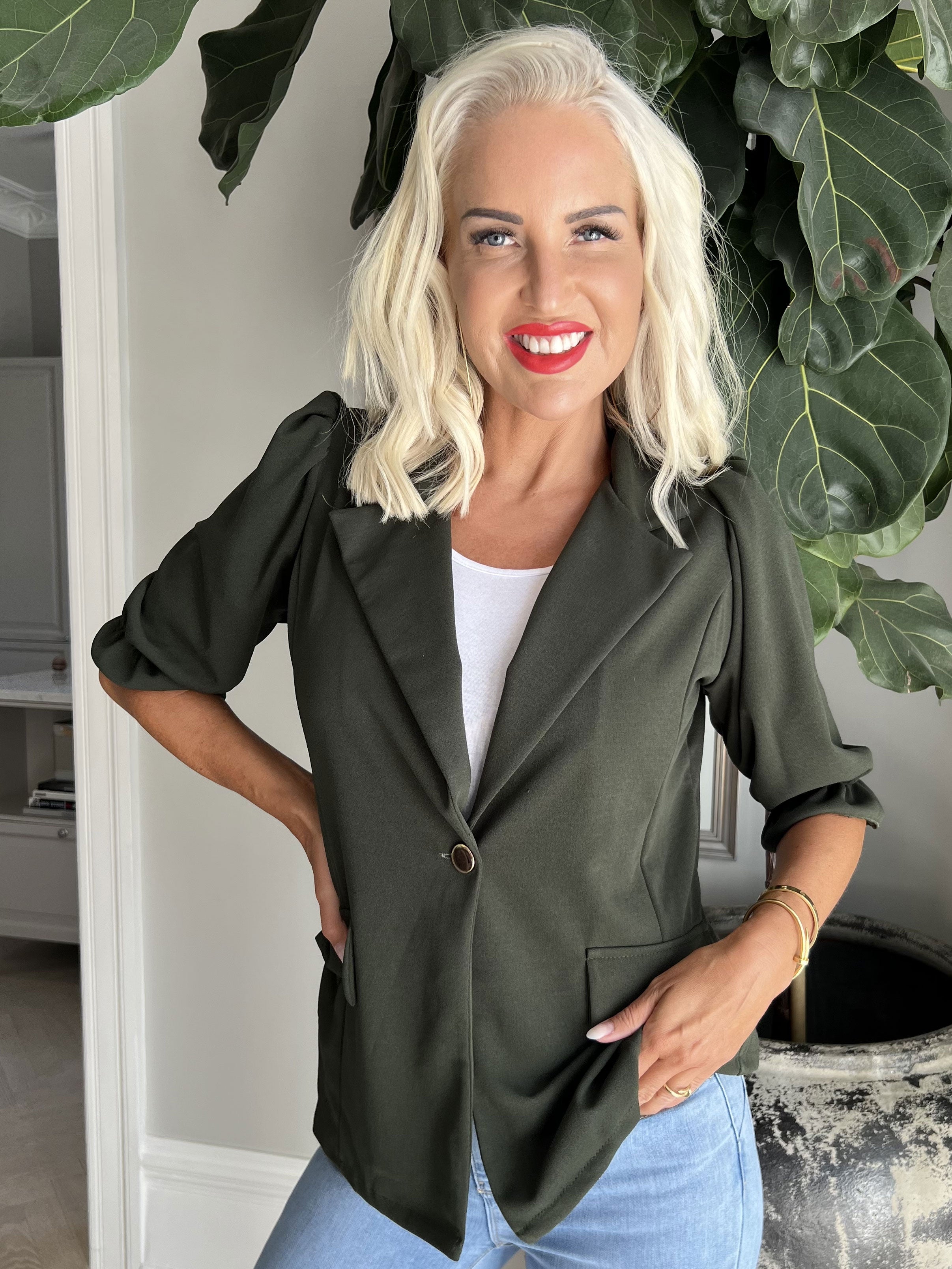 Amelia - Sød blazer med pufærmer og guld knap