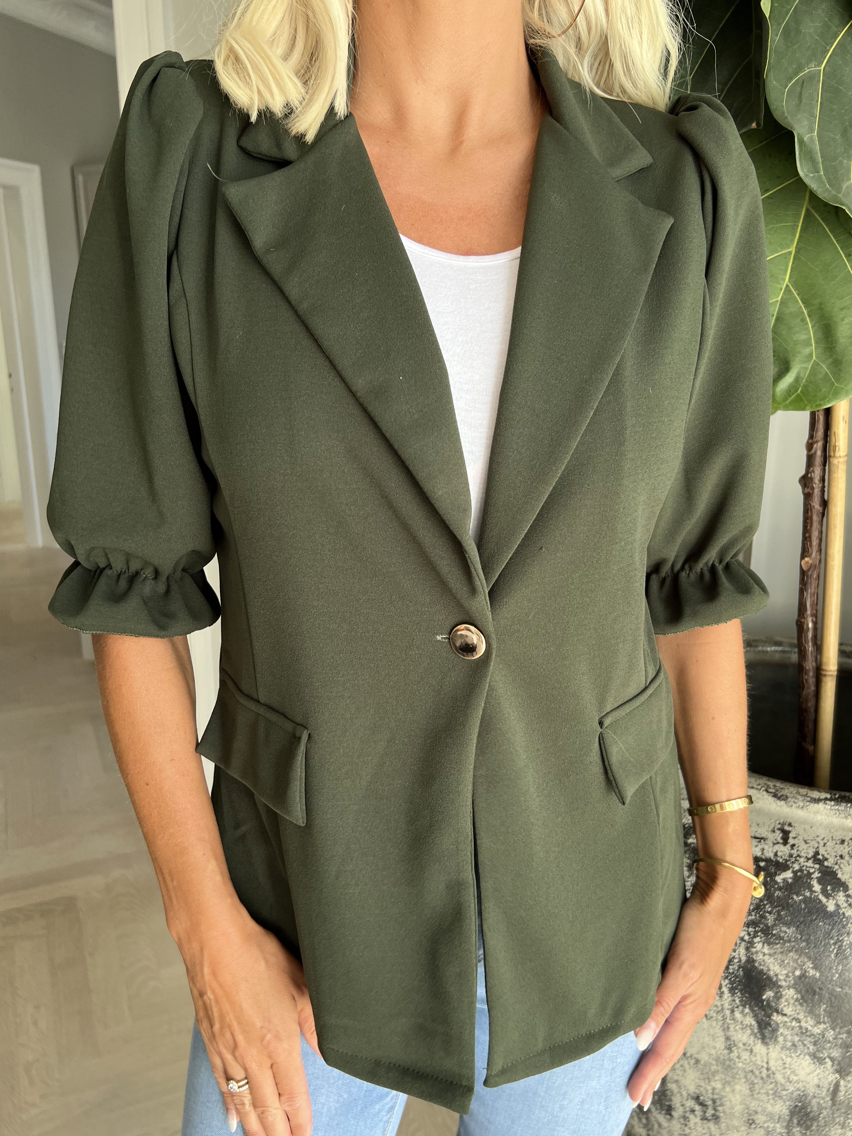Amelia - Sød blazer med pufærmer og guld knap