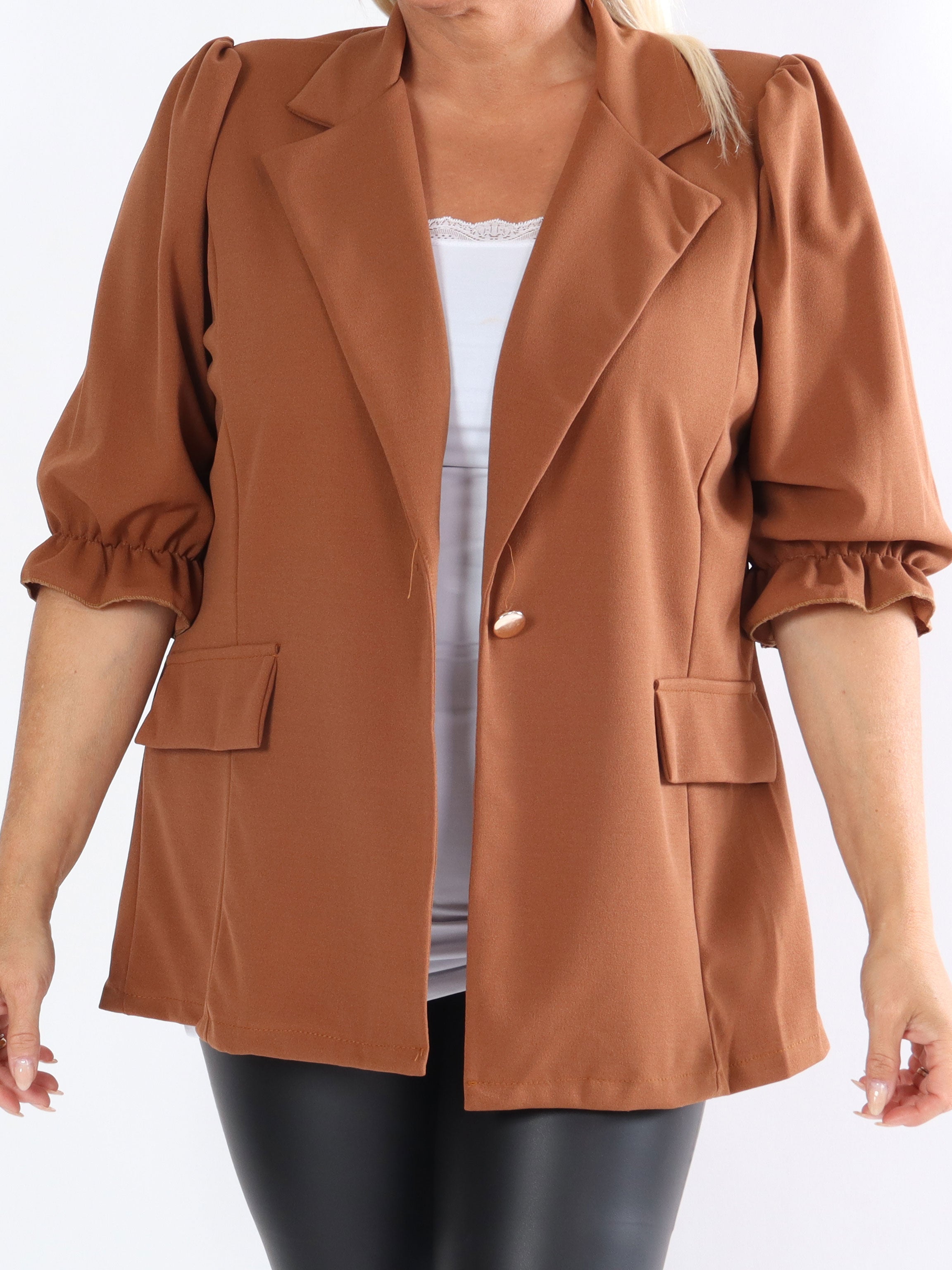 Amelia - Sød blazer med pufærmer og guld knap