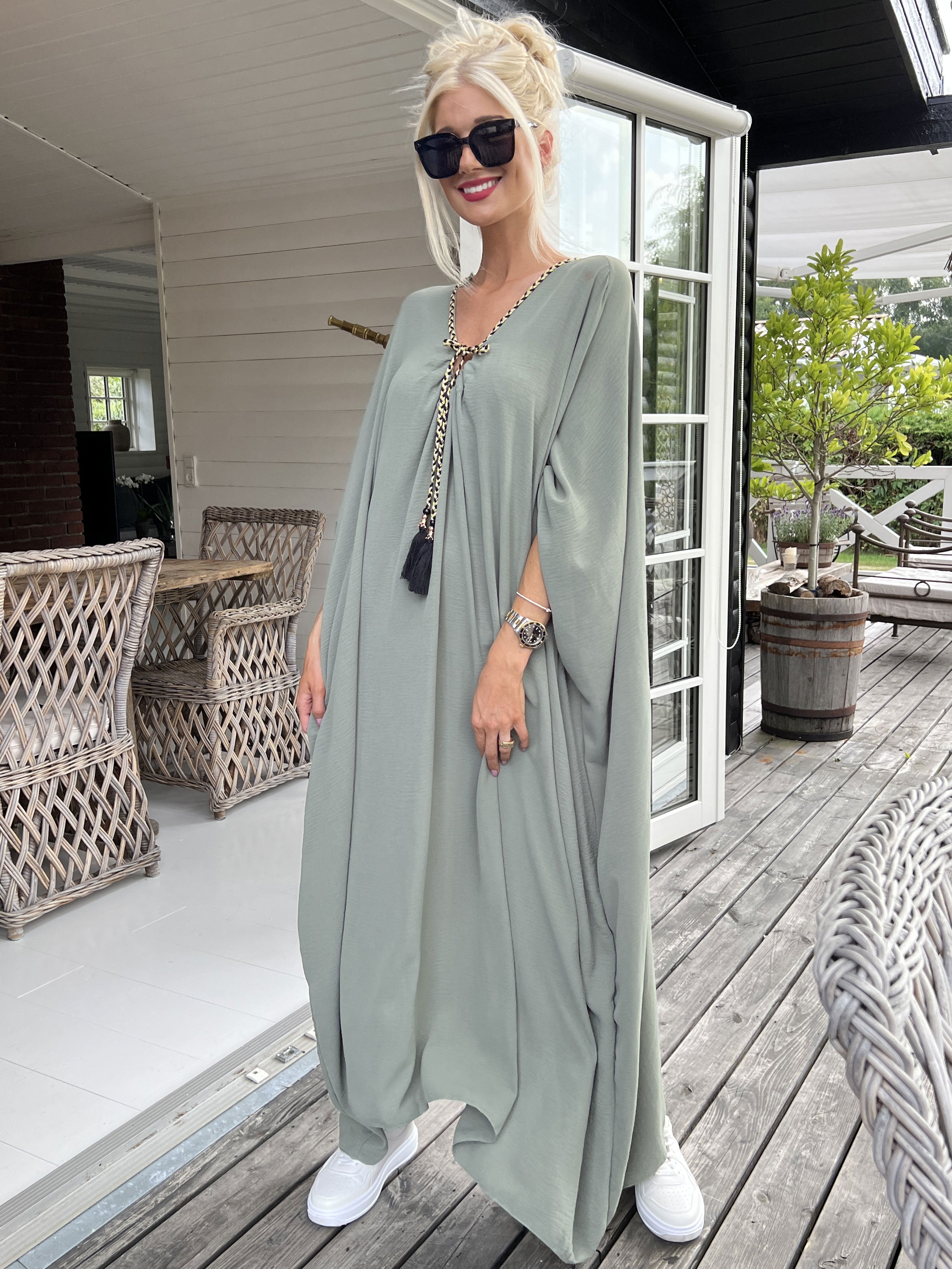 Nynne Plain - Lang løs kjole med flettet snore