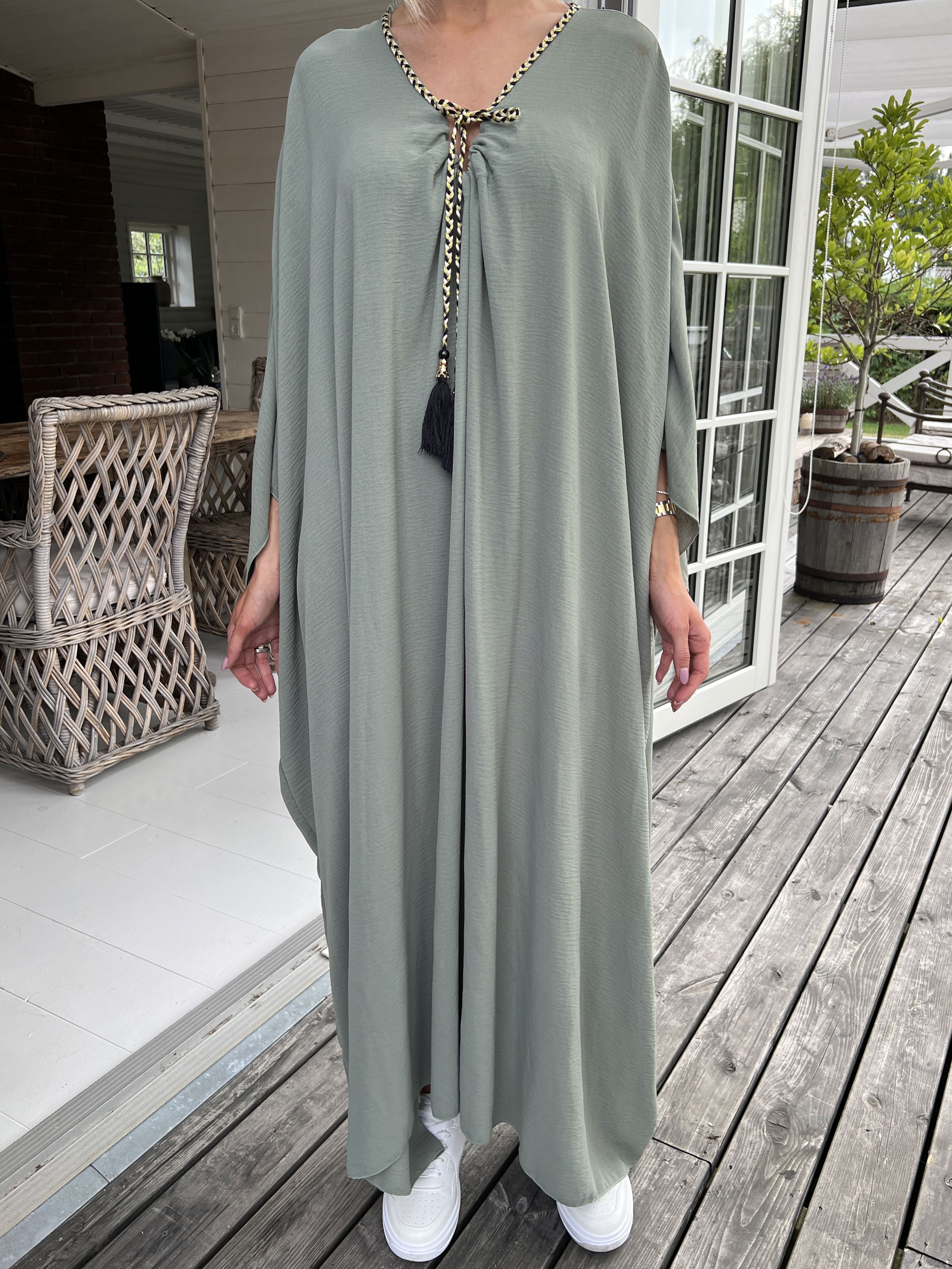 Nynne Plain - Lang løs kjole med flettet snore