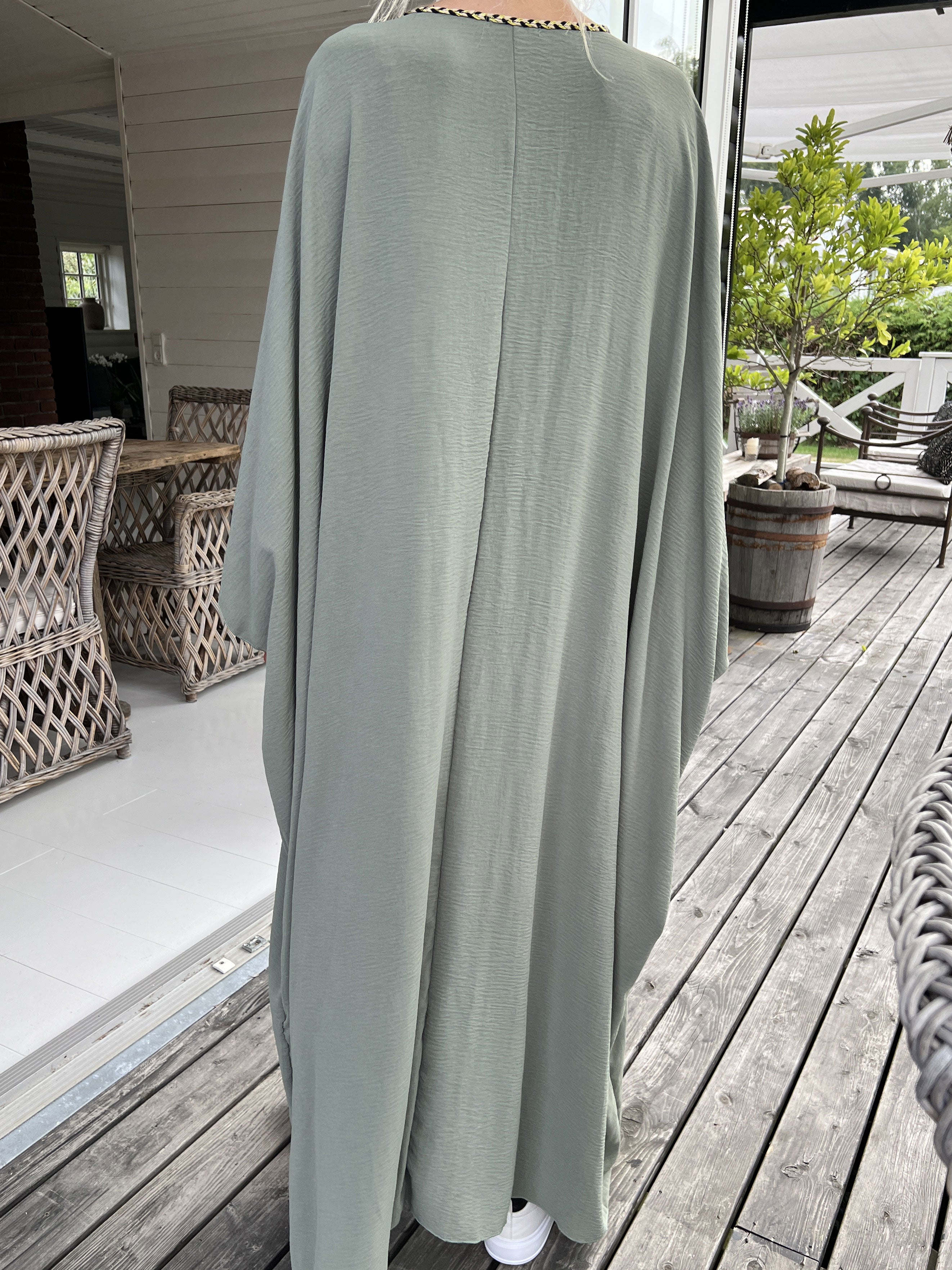 Nynne Plain - Lang løs kjole med flettet snore