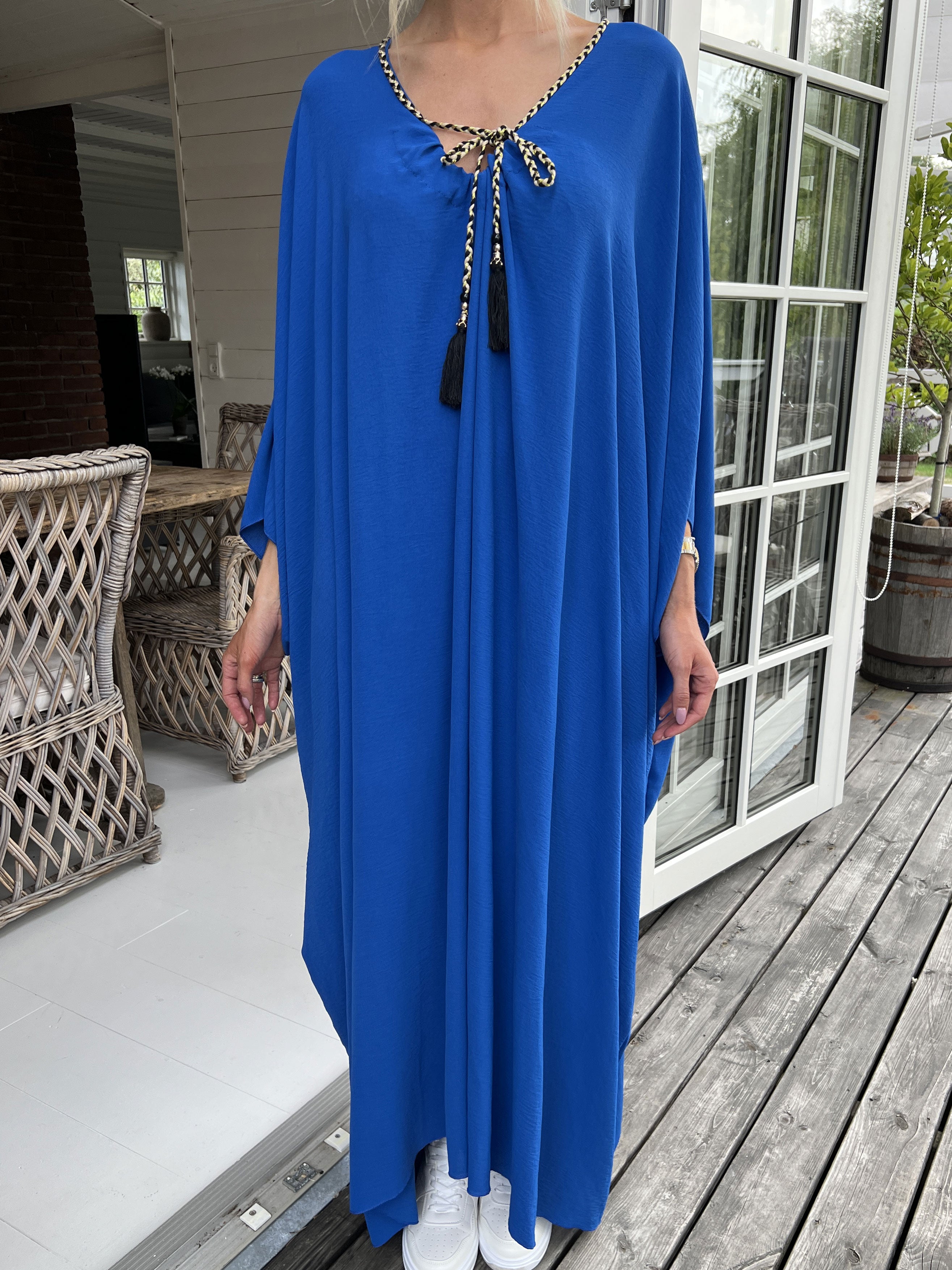 Nynne Plain - Lang løs kjole med flettet snore