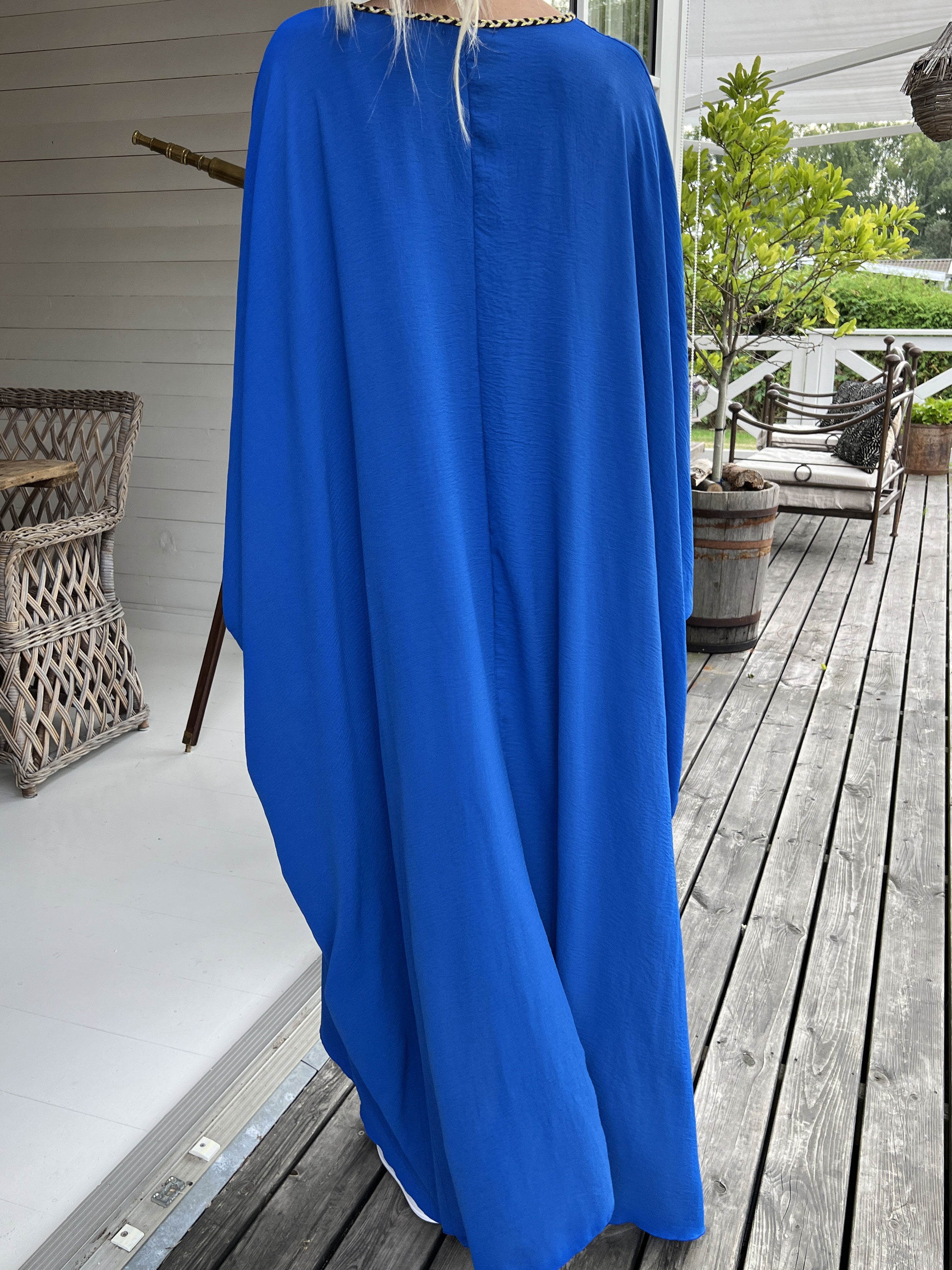 Nynne Plain - Lang løs kjole med flettet snore