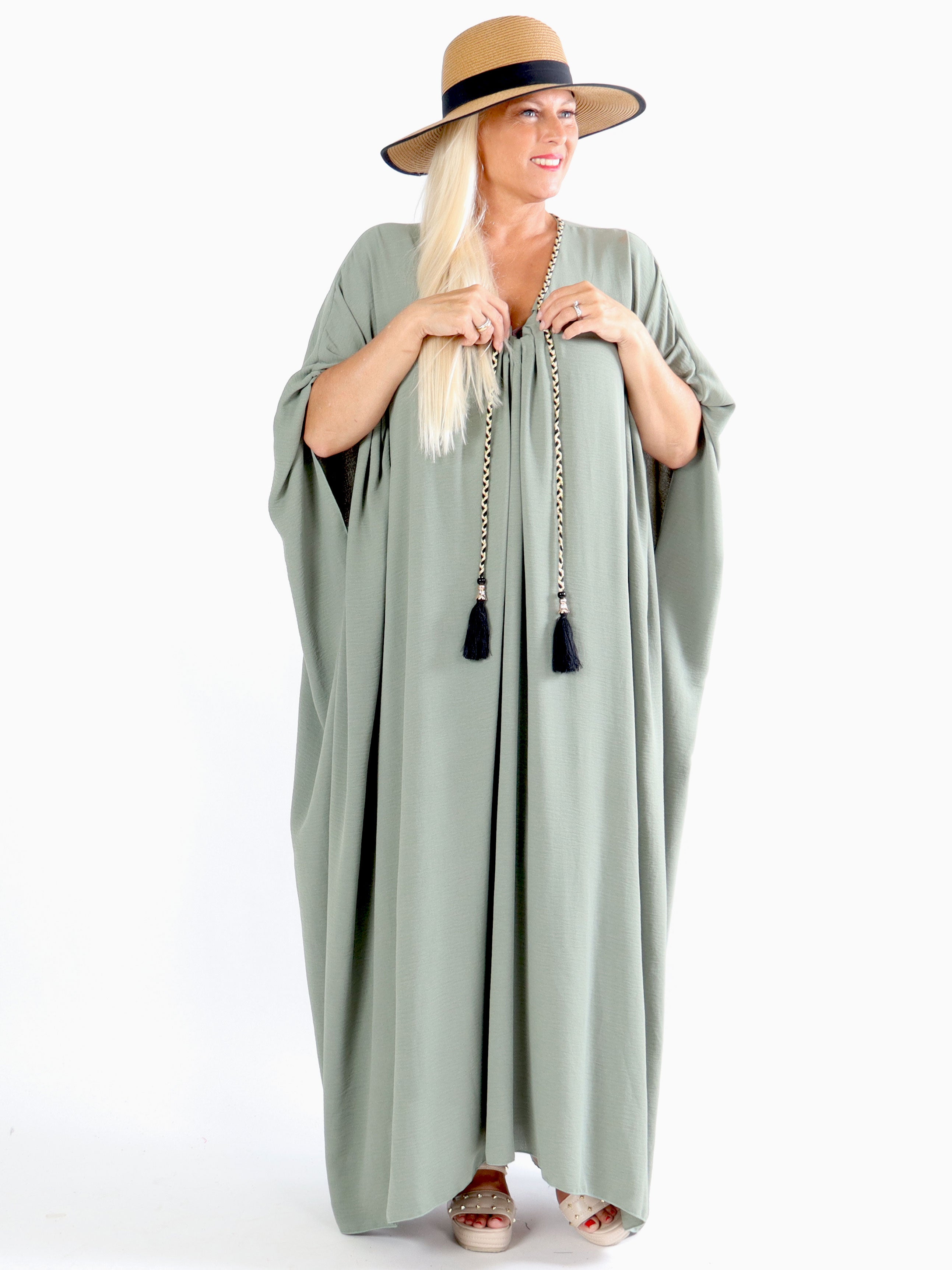 Nynne Plain - Lang plain plus size kjole med flettet snore