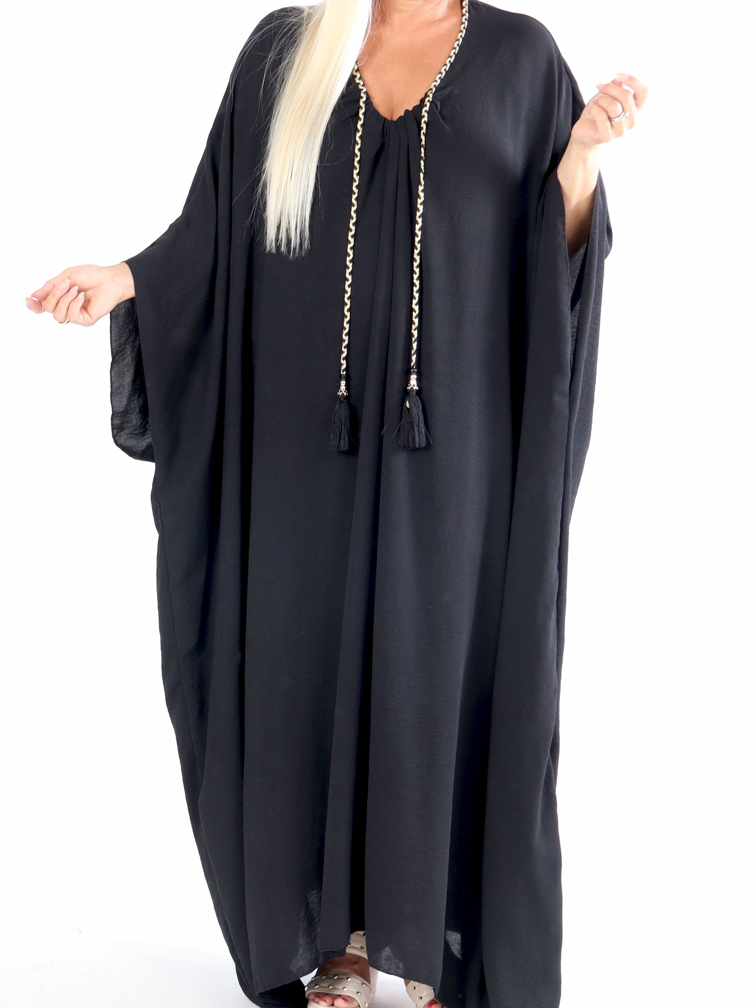 Nynne Plain - Lang plain plus size kjole med flettet snore