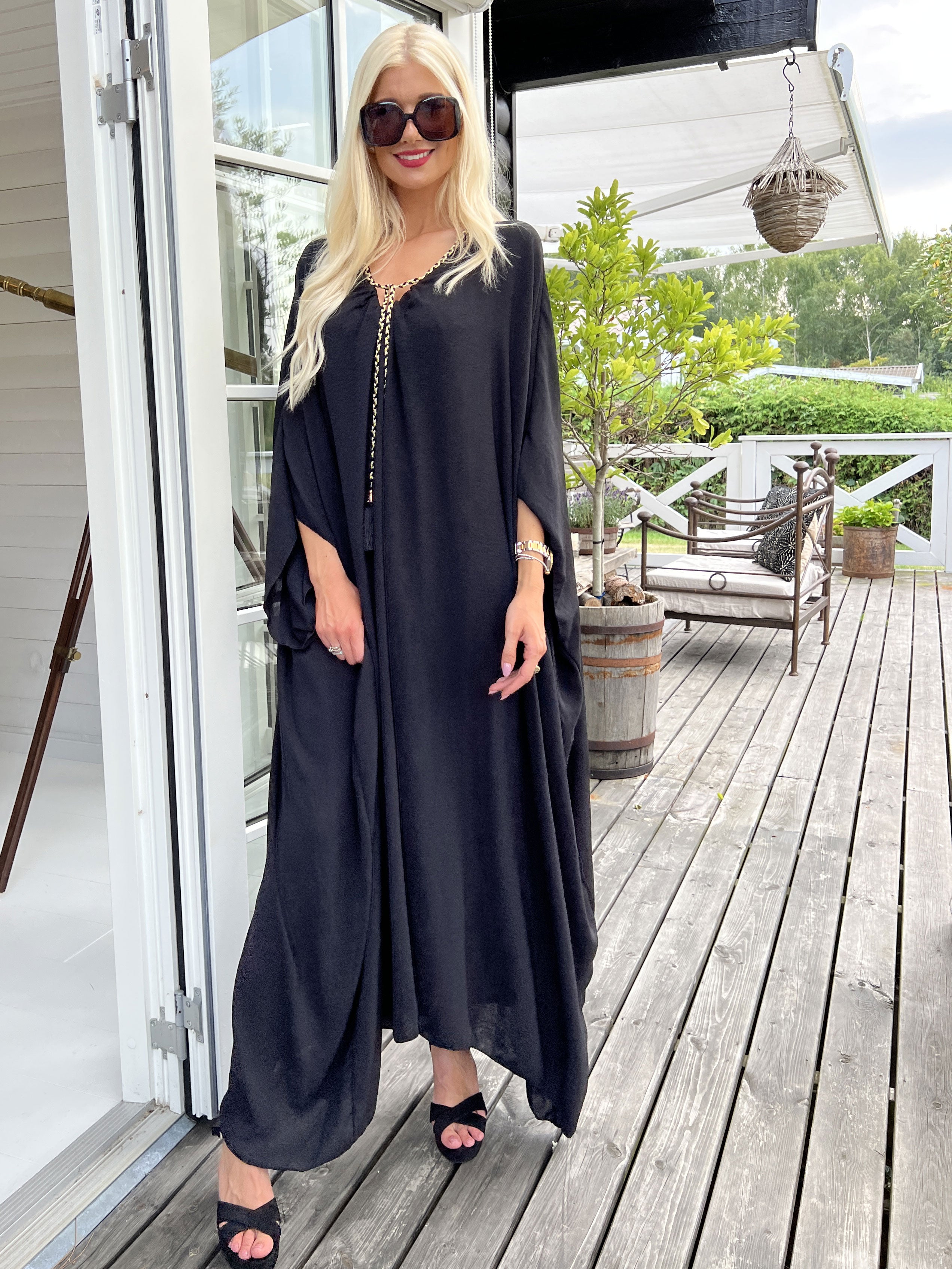 Nynne Plain - Lang løs kjole med flettet snore